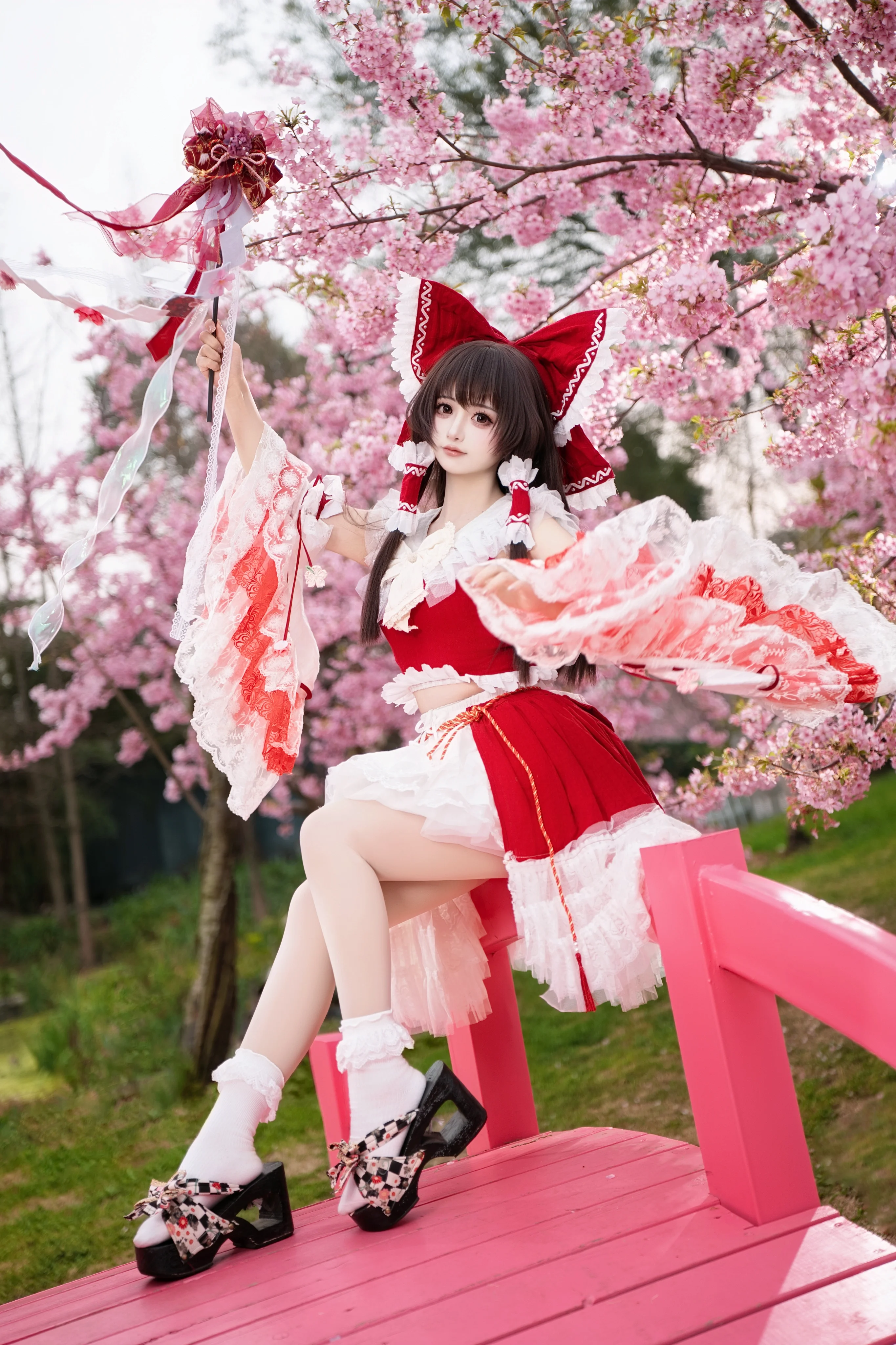 【博丽灵梦cos】博丽神社的樱花开了，今年的奉纳来啦 - 第 1 张