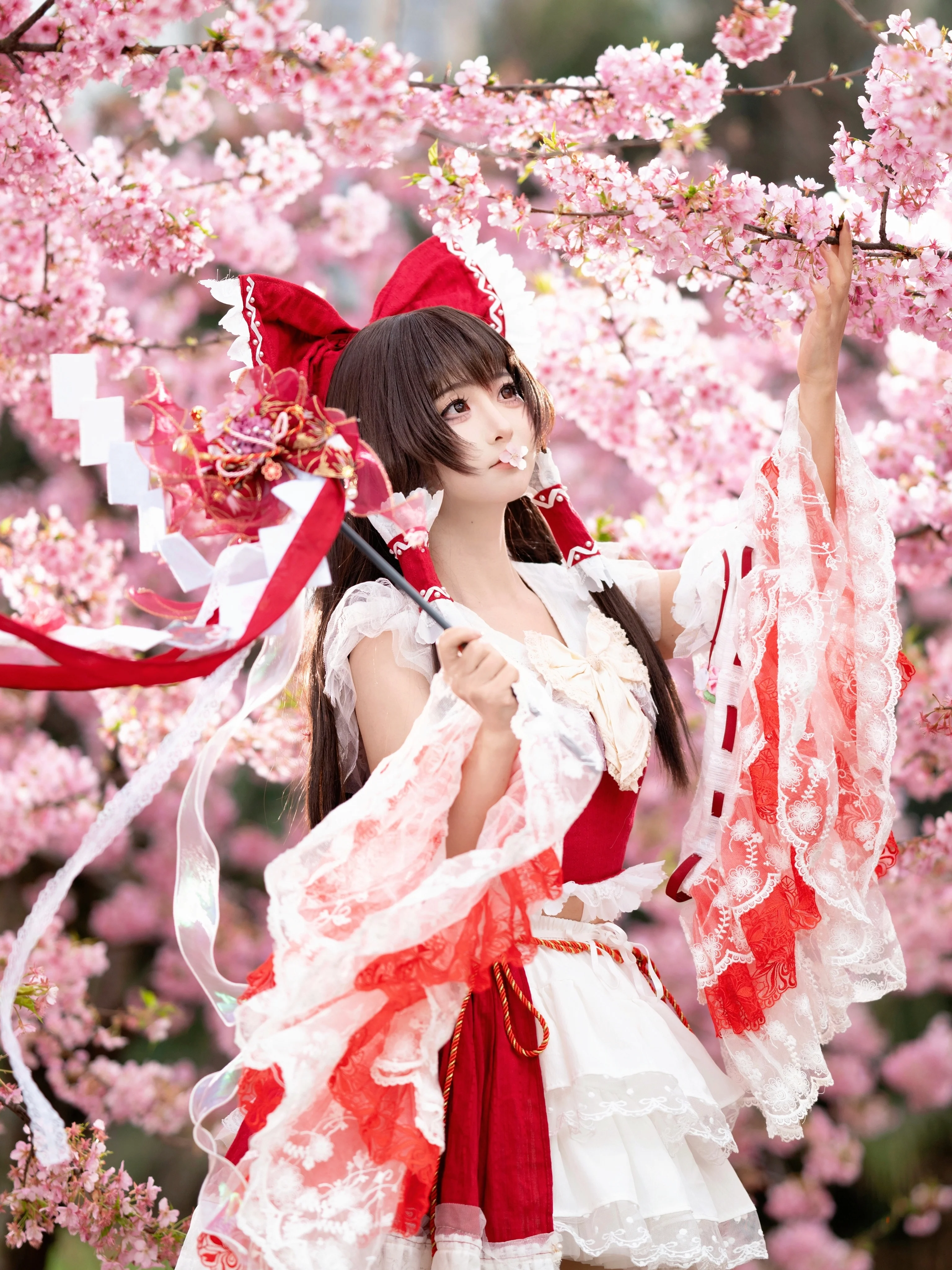 【博丽灵梦cos】落樱时分的红白巫女与春色 - 第 3 张