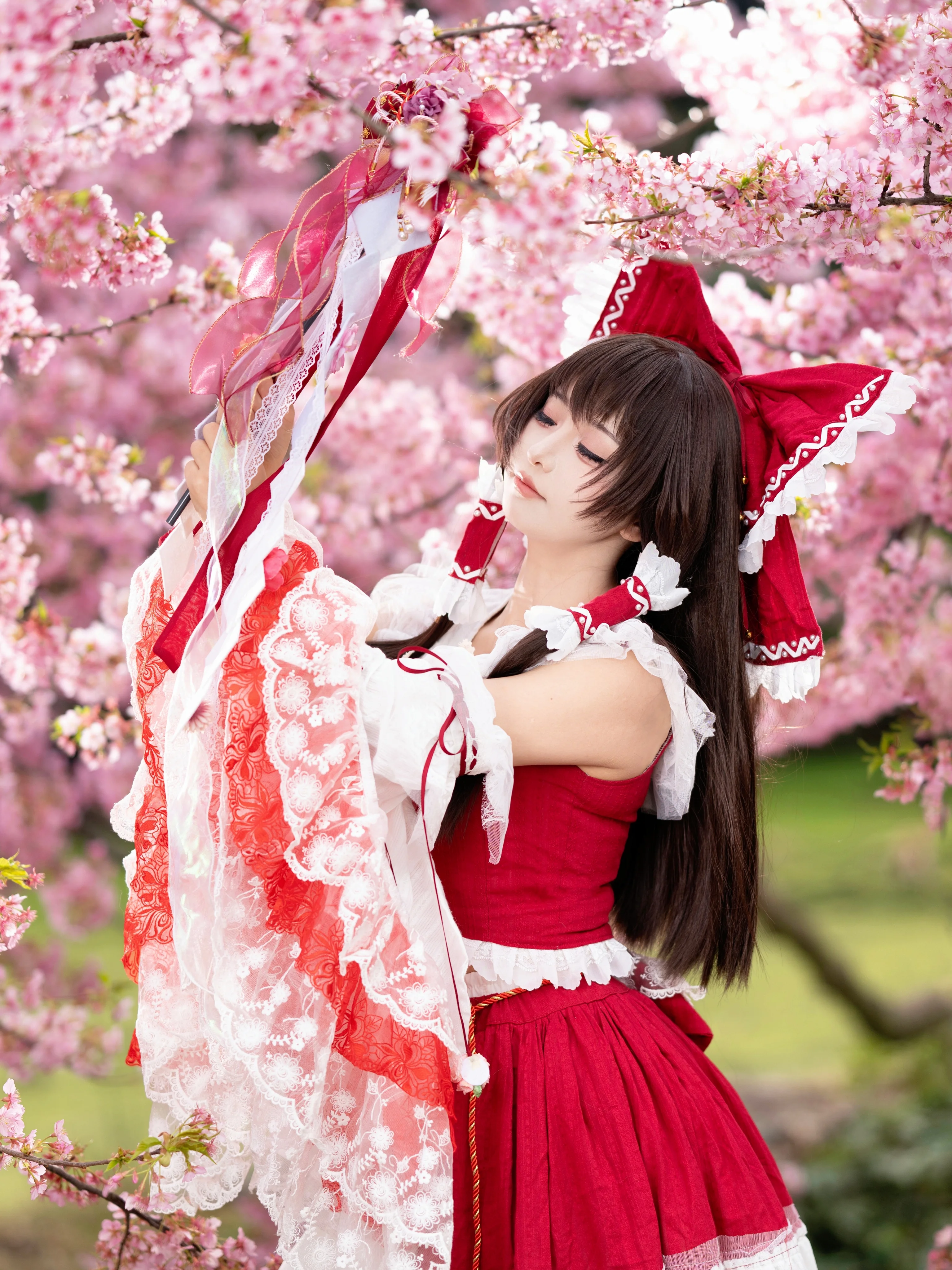 【博丽灵梦cos】落樱时分的红白巫女与春色 - 第 5 张