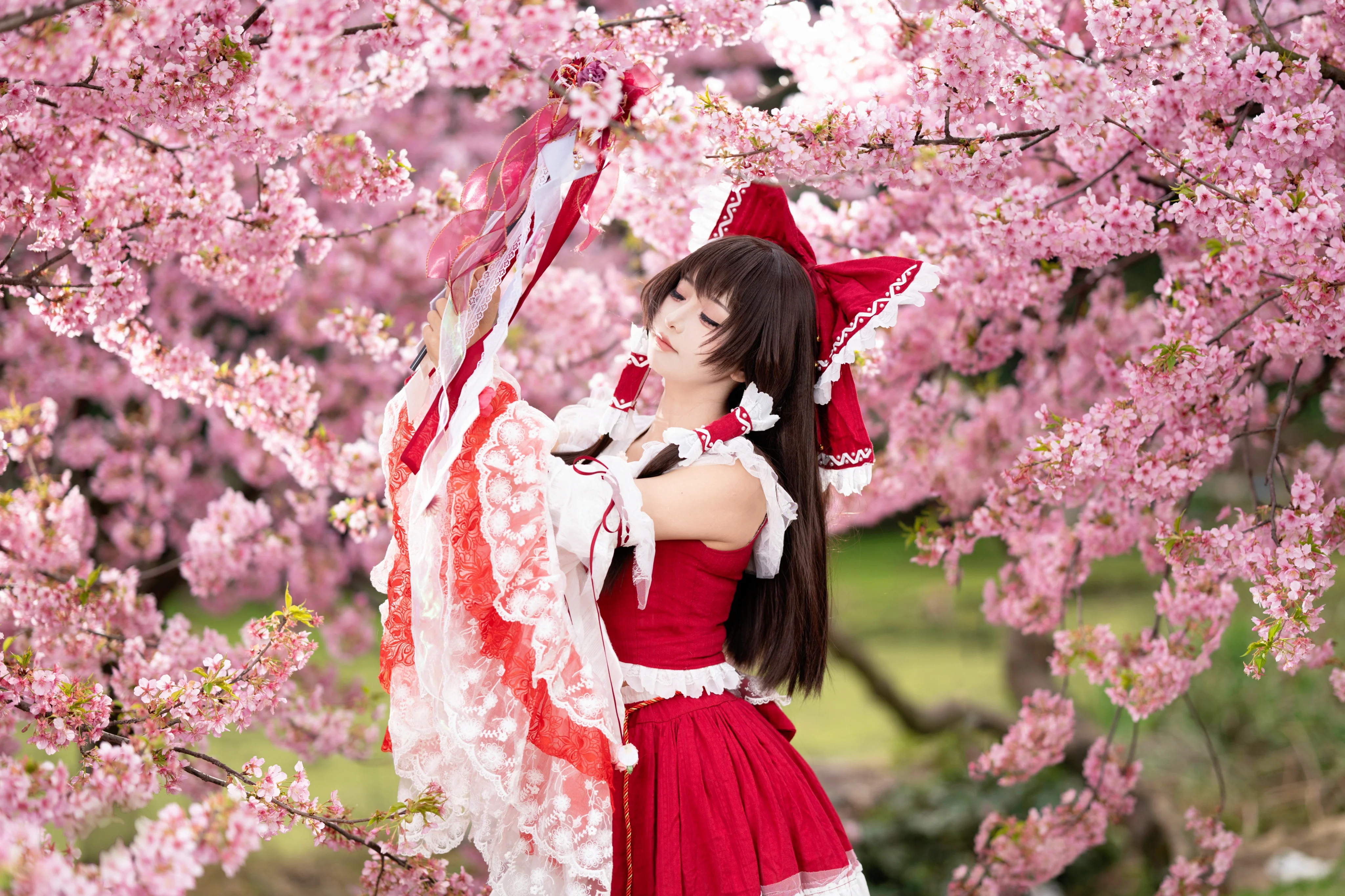 【博丽灵梦cos】落樱时分的红白巫女与春色 - 第 6 张