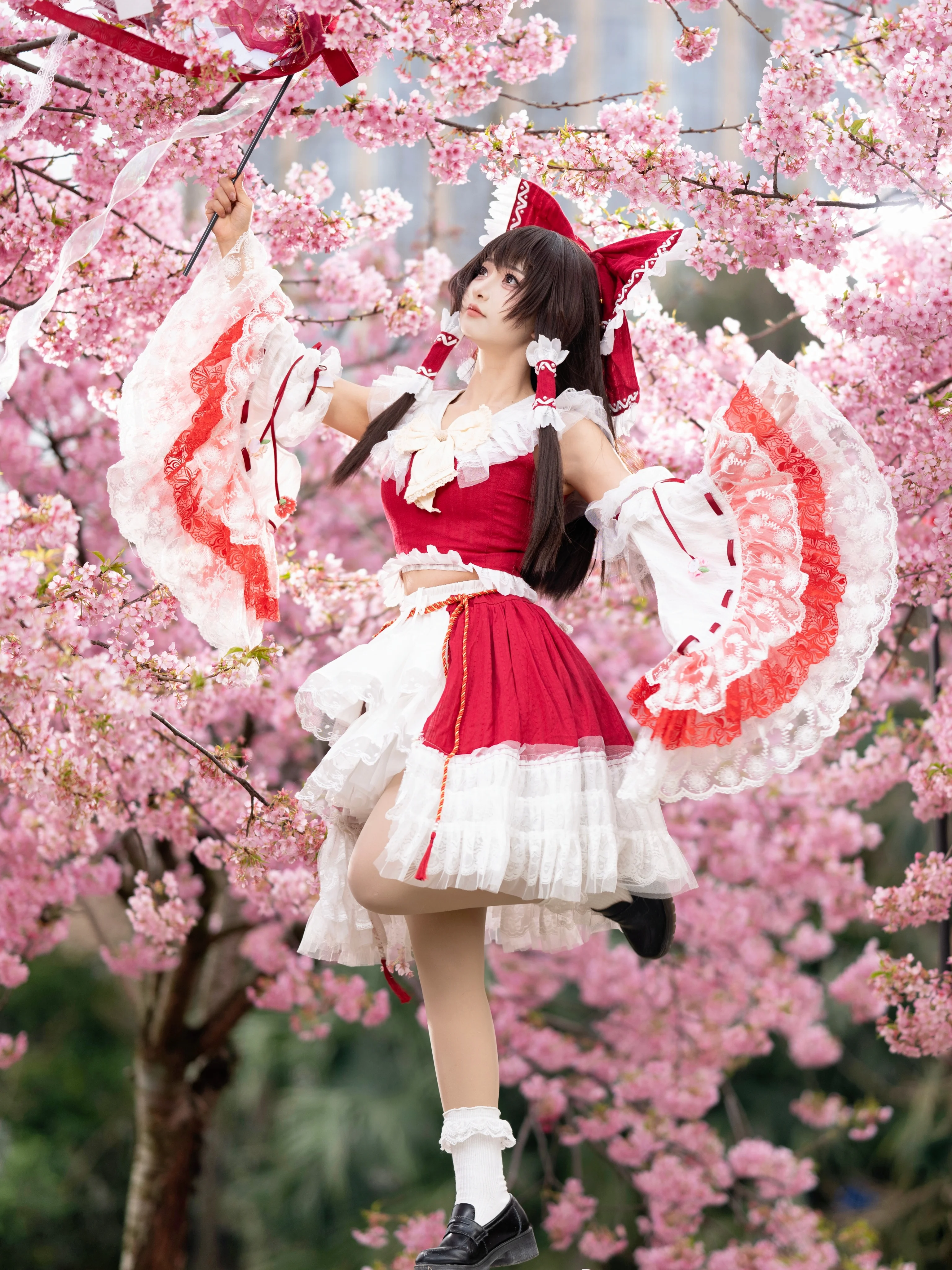【博丽灵梦cos】落樱时分的红白巫女与春色 - 第 7 张