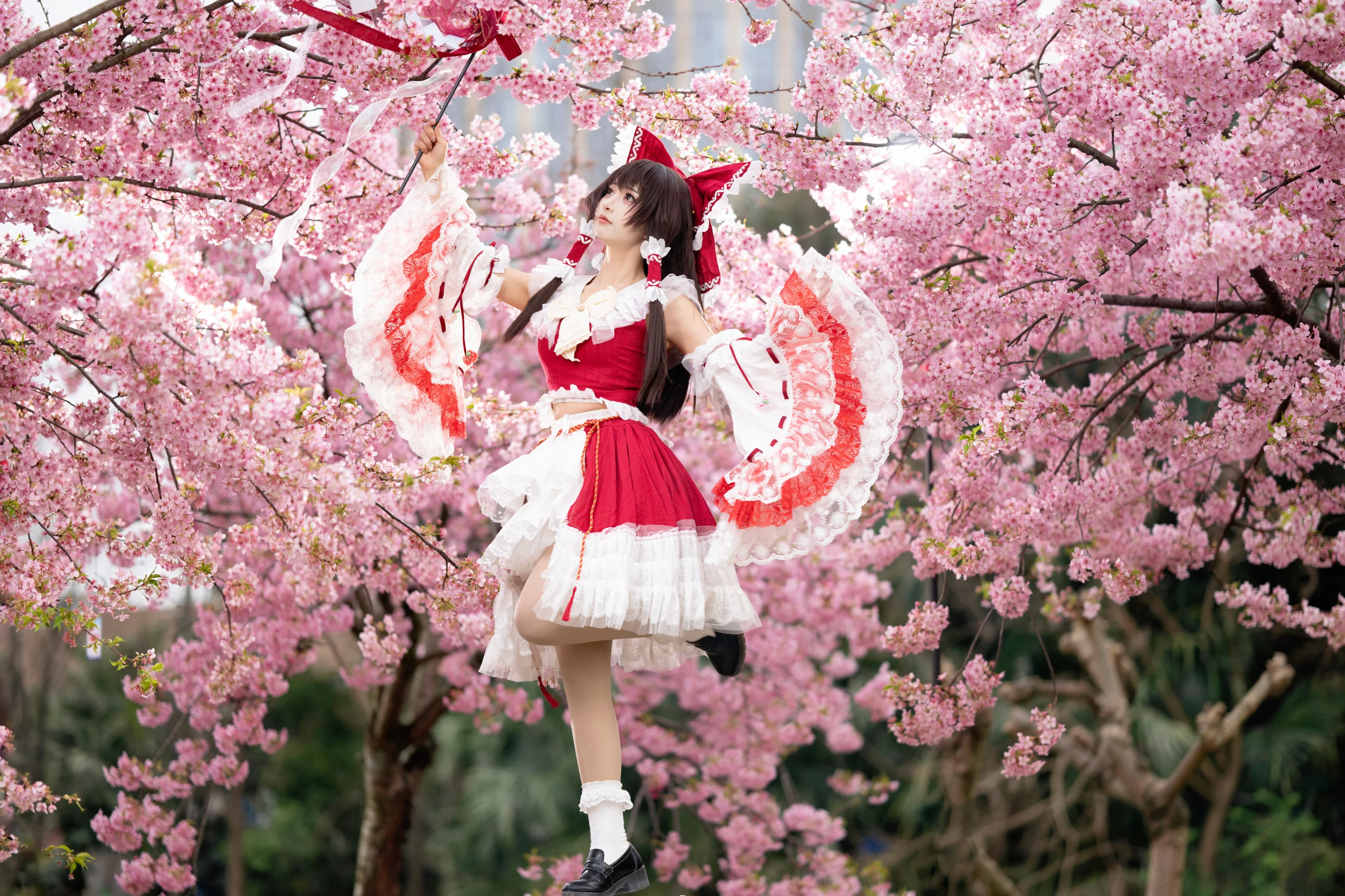【博丽灵梦cos】落樱时分的红白巫女与春色 - 第 8 张