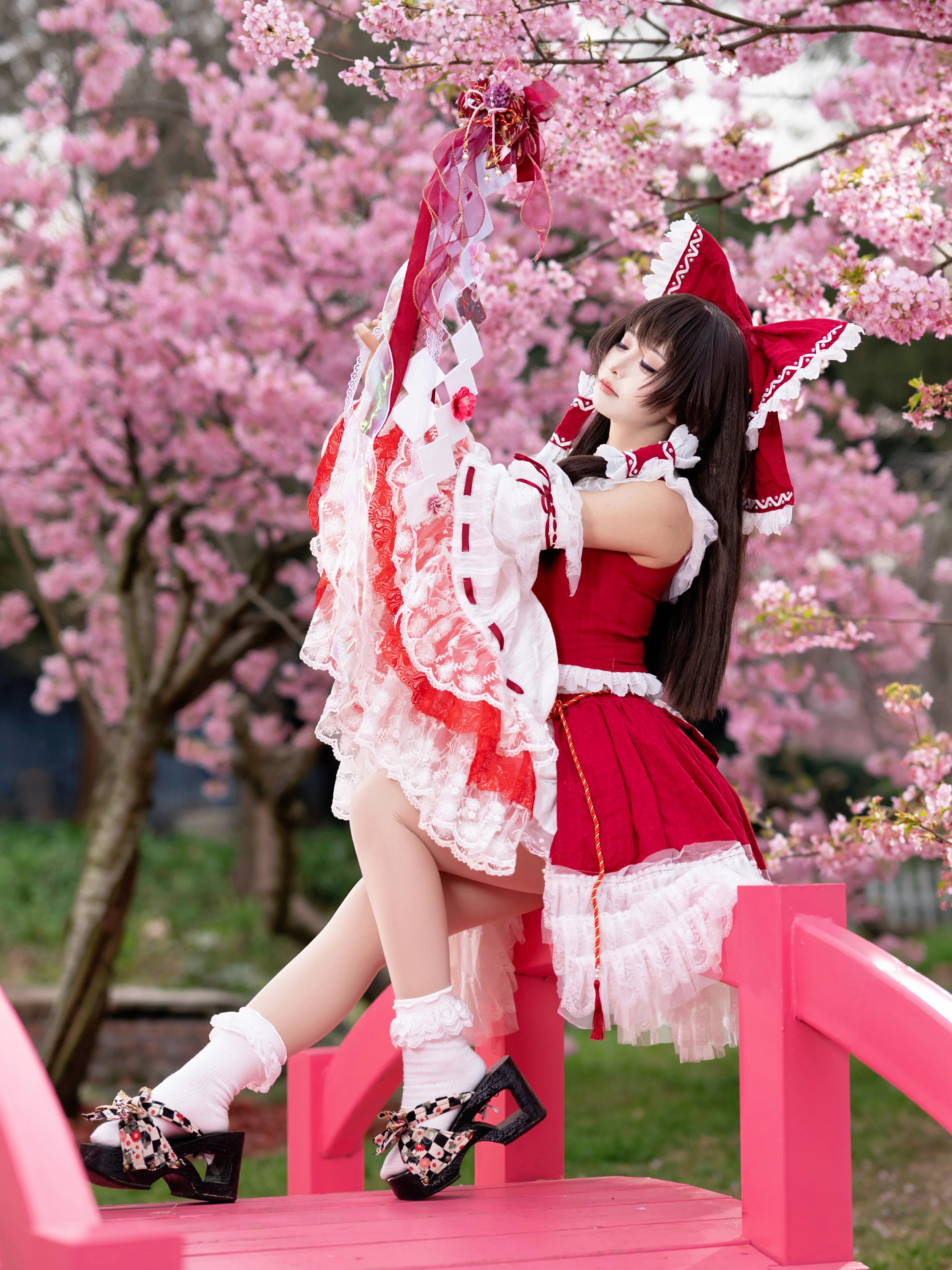 【博丽灵梦cos】落樱时分的红白巫女与春色 - 第 9 张