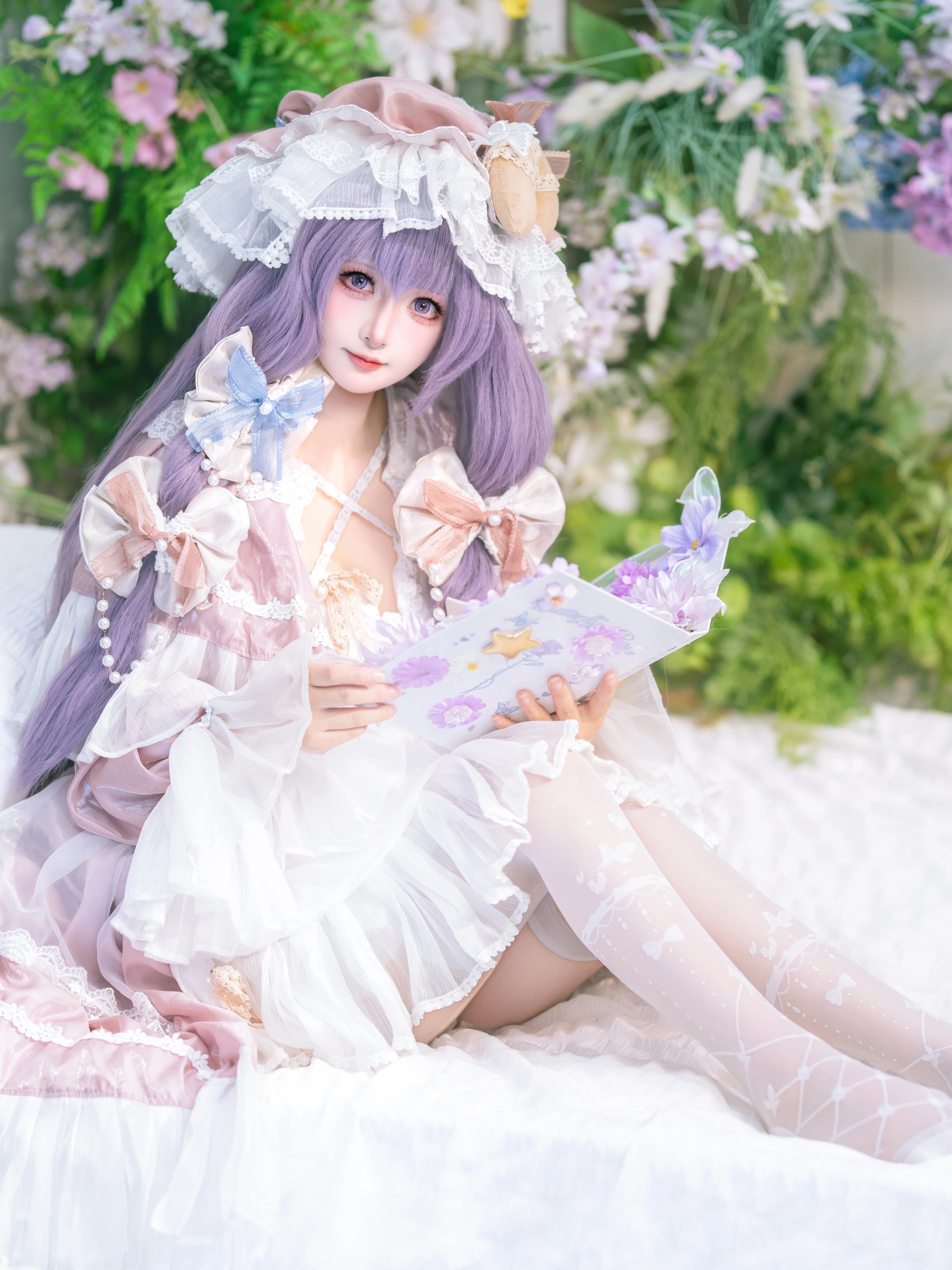 【帕秋莉cos】靜臥花叢翻閱魔導書的午後幻夢 - 第 1 張