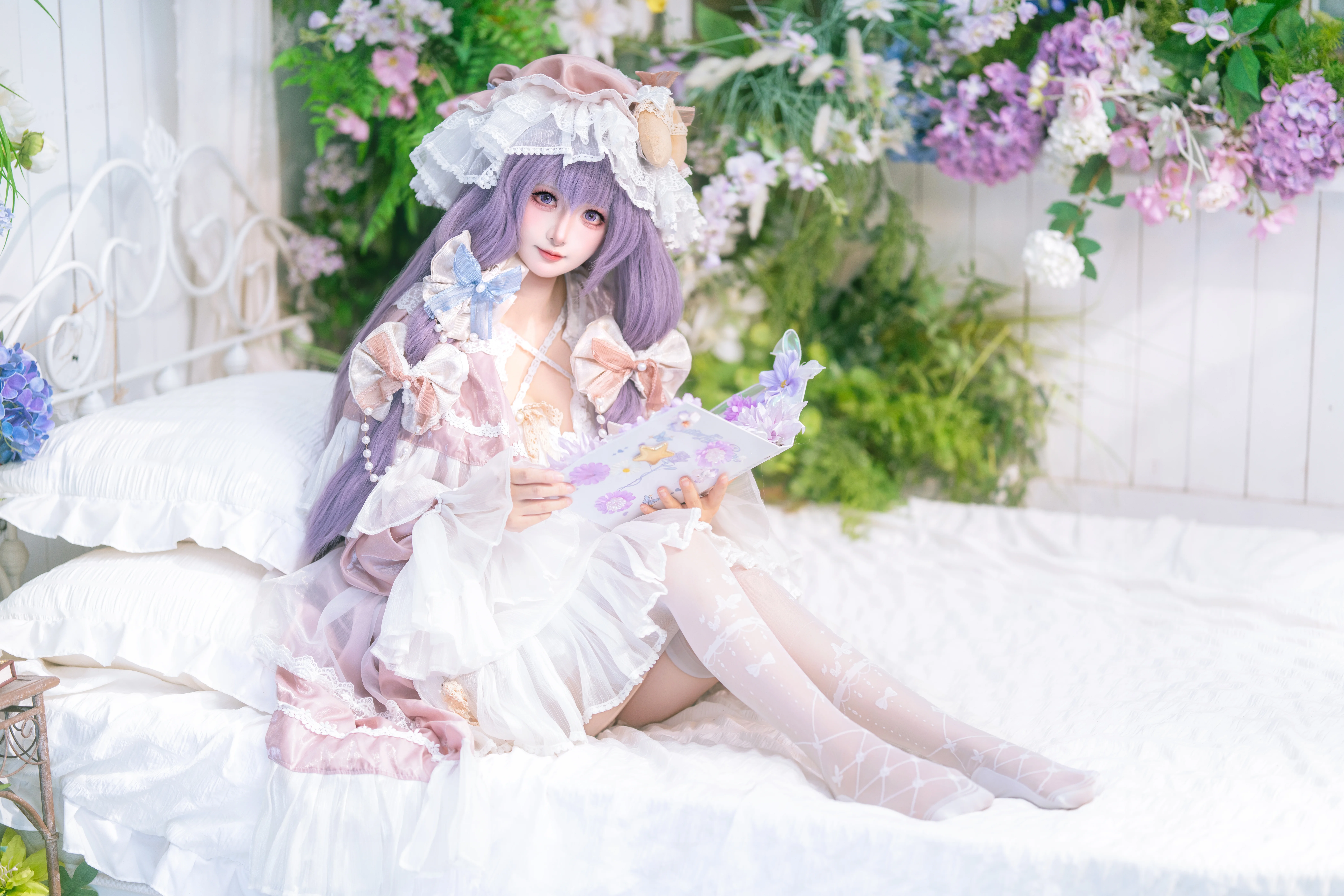 【帕秋莉cos】静卧花丛翻阅魔导书的午后幻梦