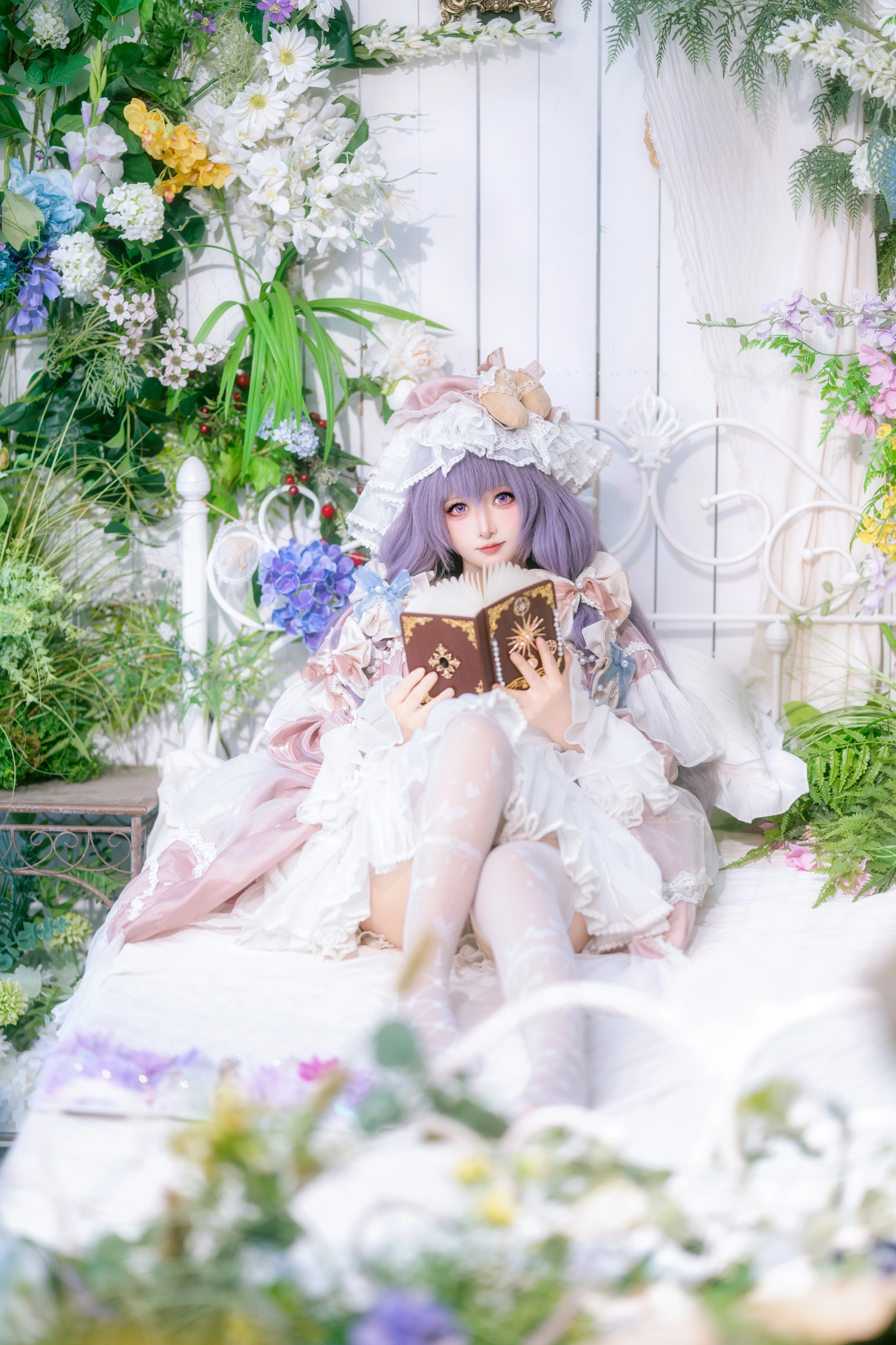 【帕秋莉cos】靜臥花叢翻閱魔導書的午後幻夢 - 第 5 張