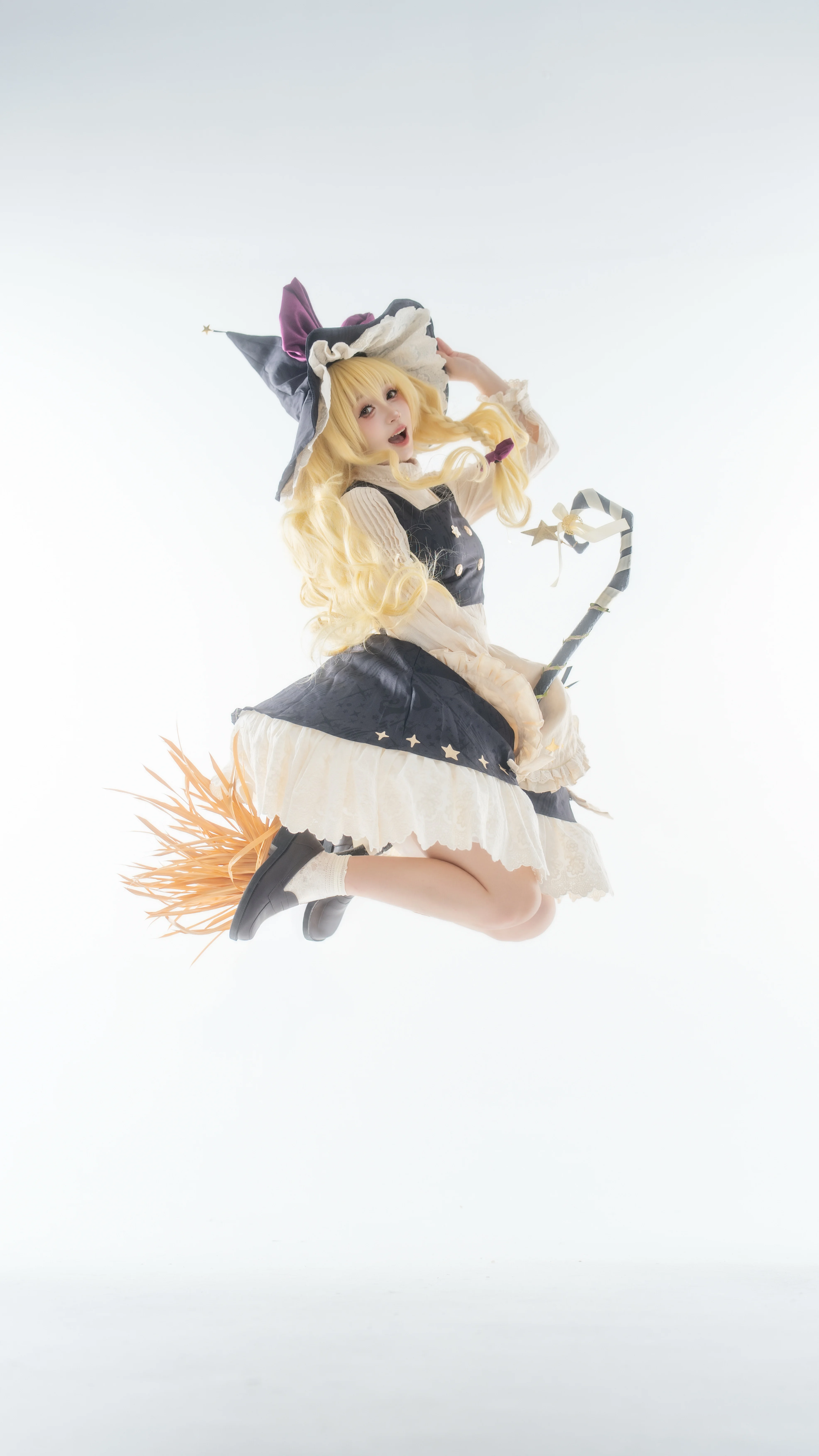 【魔理沙コスプレ】東方Projectの魔法使い、ほうきで飛び立つ瞬間 - 1 枚目