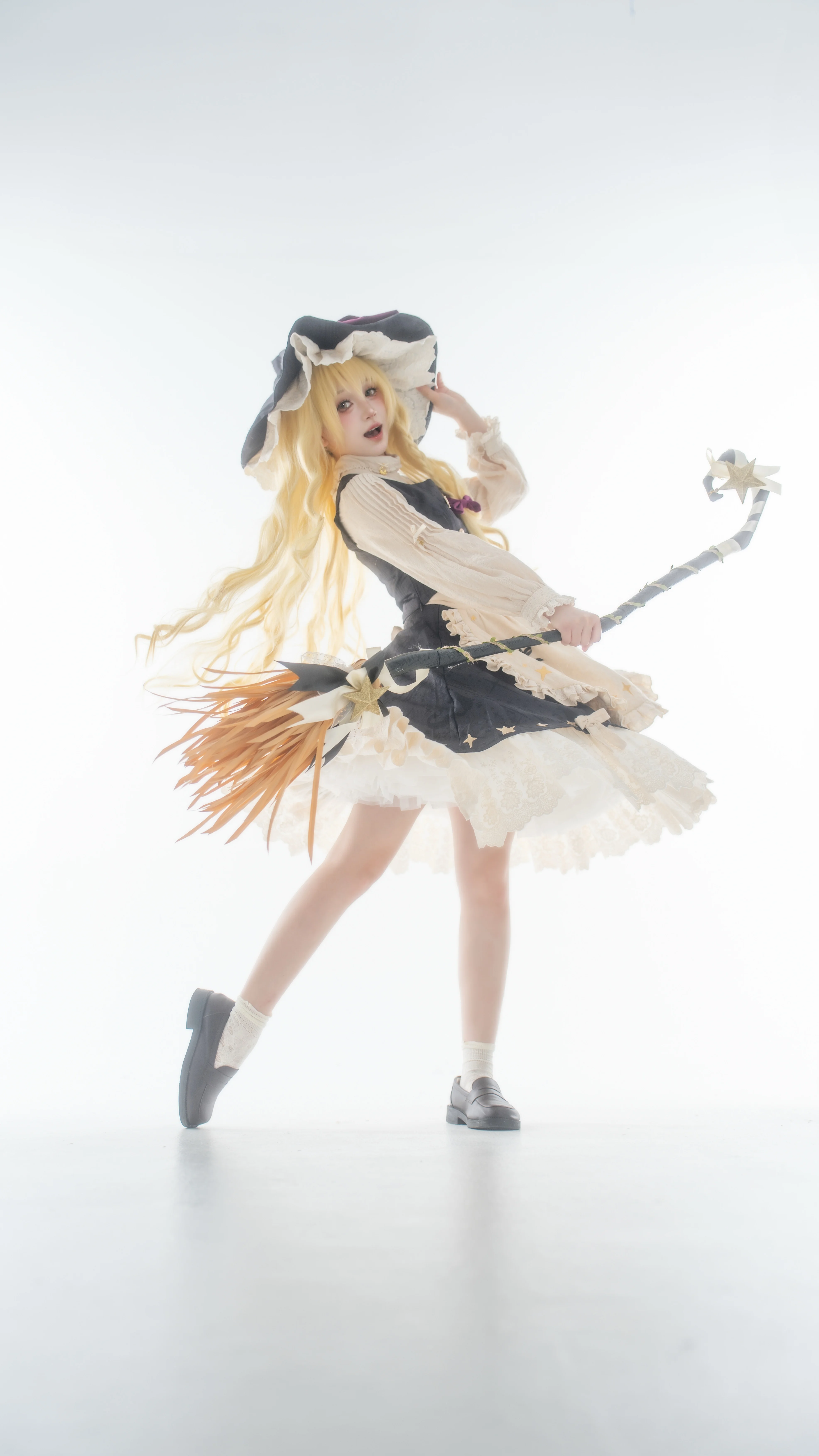 【魔理沙コスプレ】東方Projectの魔法使い、ほうきで飛び立つ瞬間 - 2 枚目