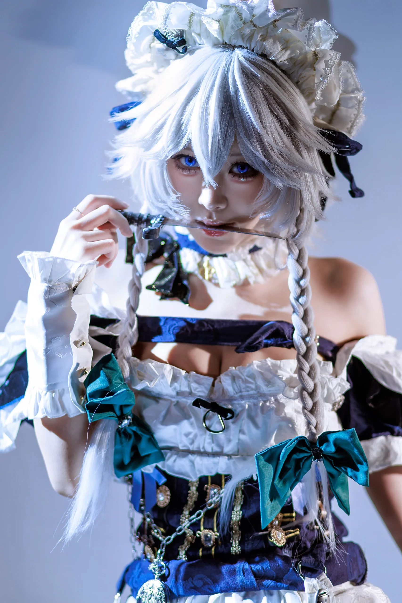 【十六夜咲夜cos】东方project，冷冽光影下的银发女仆长 - 第 1 张