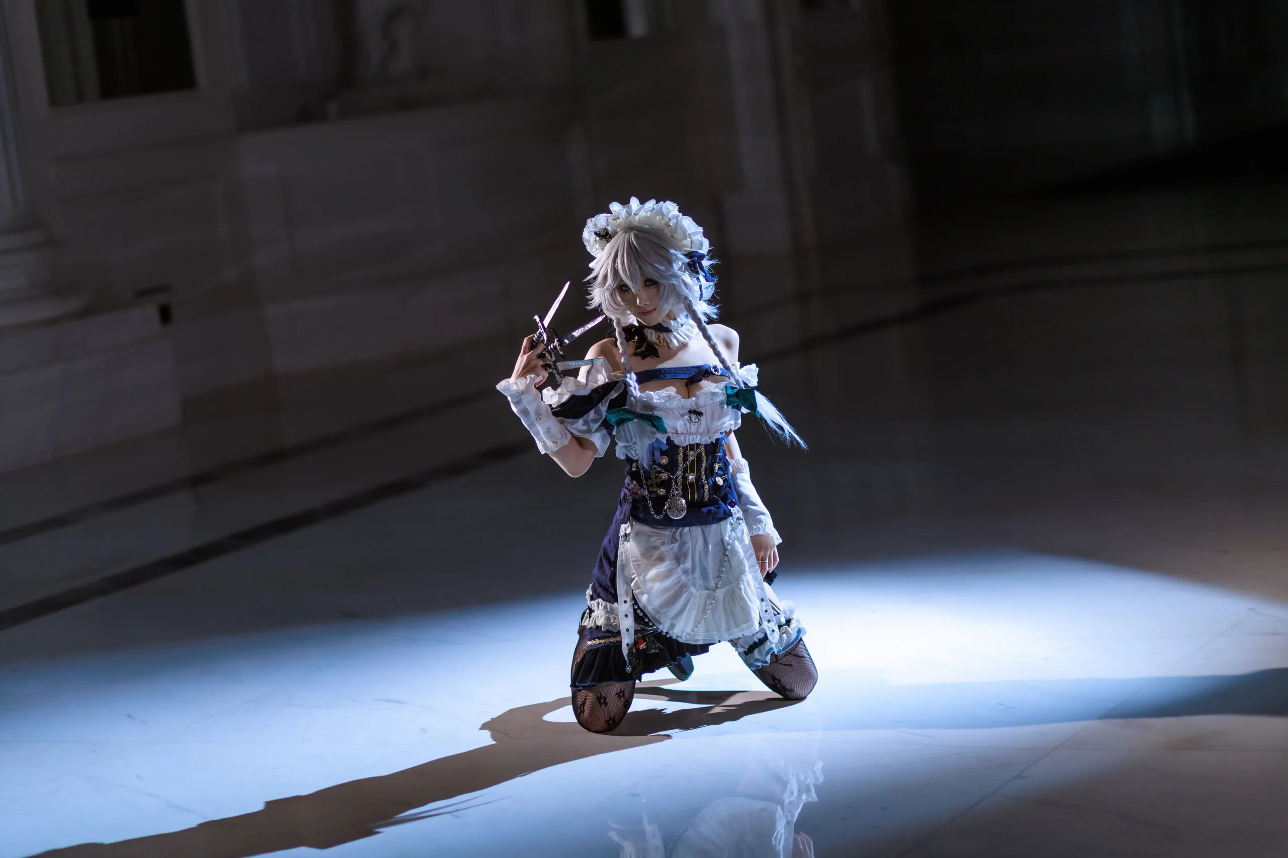 【十六夜咲夜cos】东方project，冷冽光影下的银发女仆长 - 第 4 张
