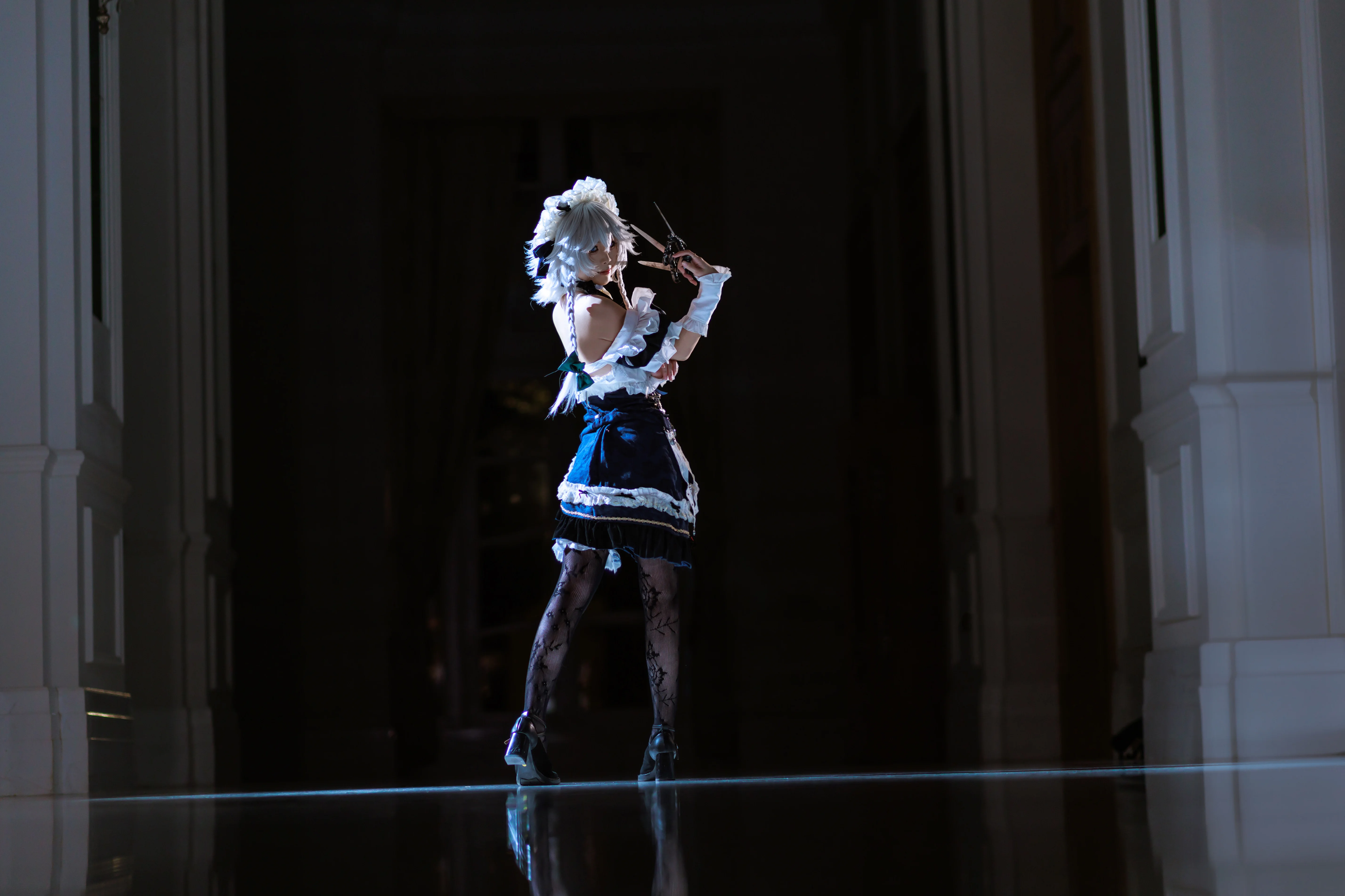 【十六夜咲夜cos】东方project，冷冽光影下的银发女仆长 - 第 7 张