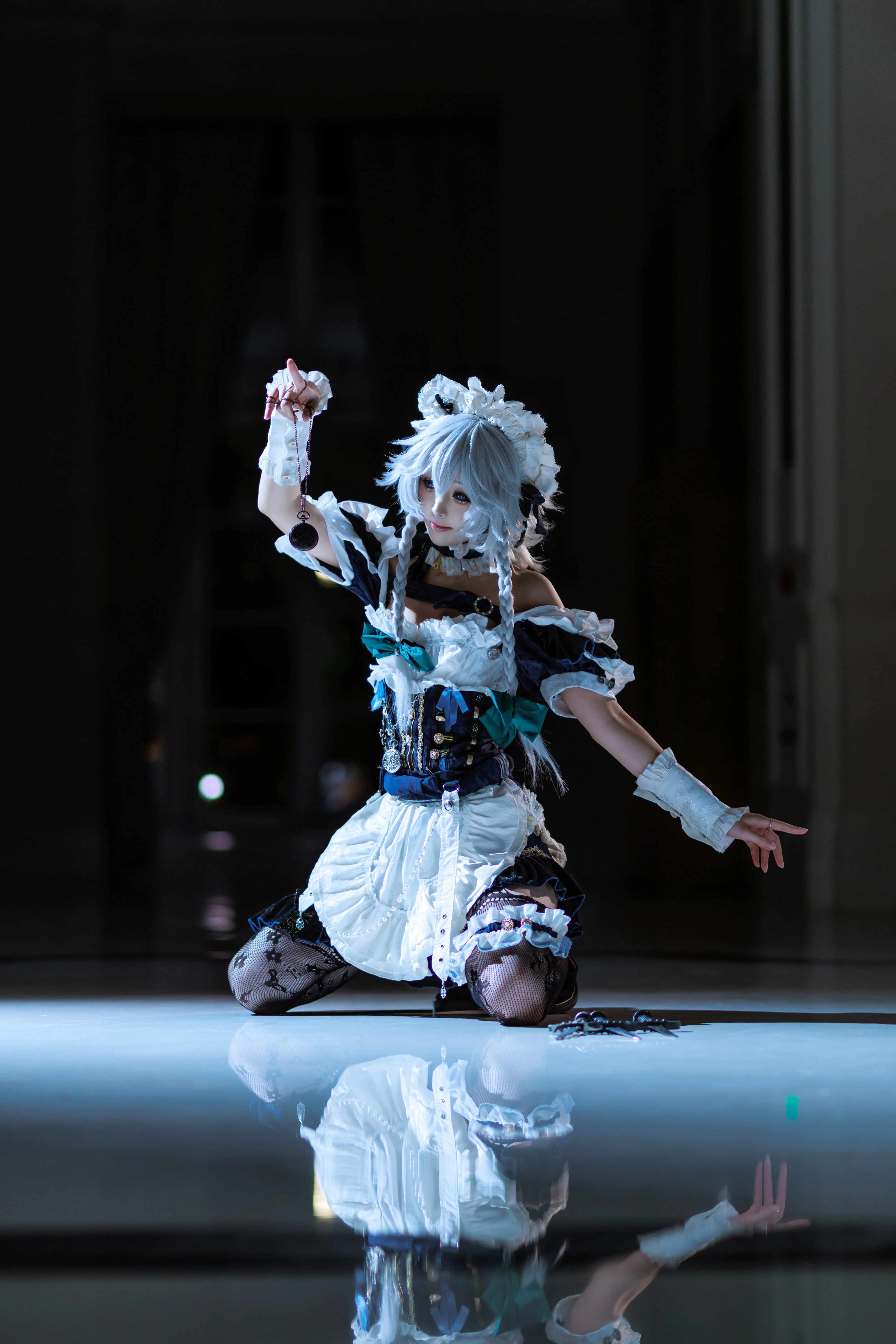 【十六夜咲夜cos】东方project，冷冽光影下的银发女仆长 - 第 8 张