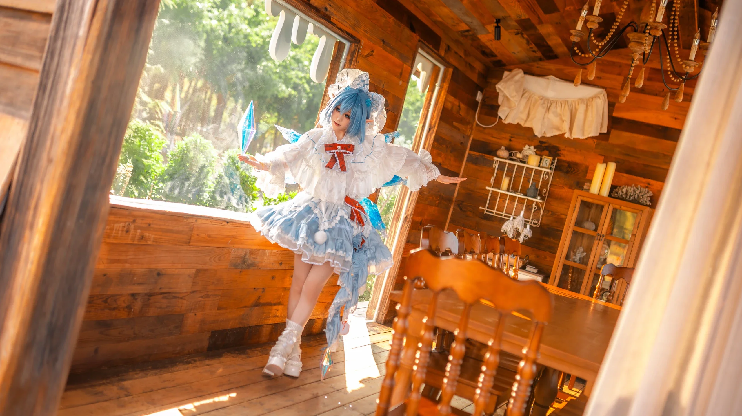 【琪露諾cos】東方project的冰雪妖精，慵懶午後木屋漫步 - 第 9 張