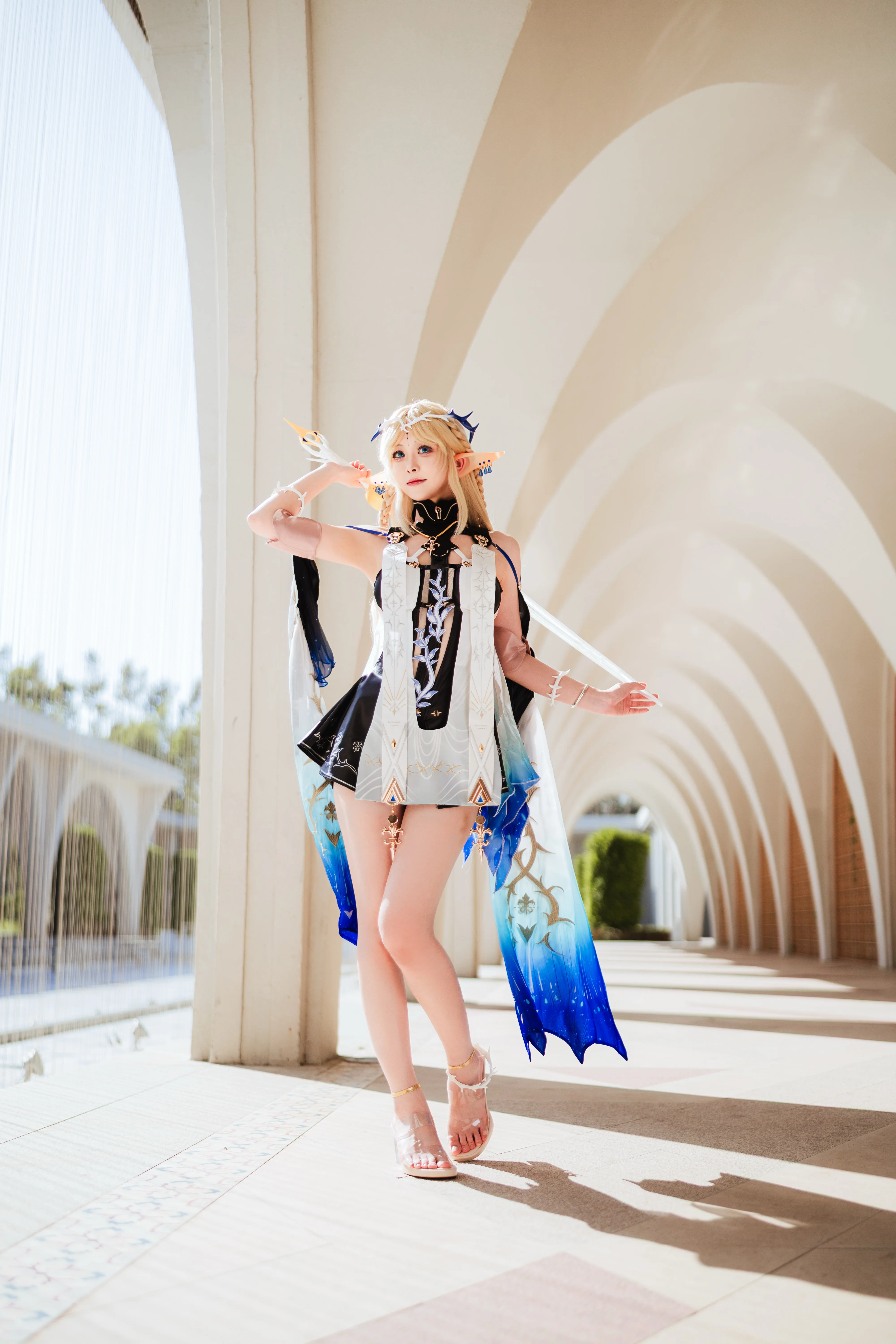 【卡提希婭cos】鳴潮裡的聖潔精靈，長廊光影中的一抹藍白 - 第 2 張