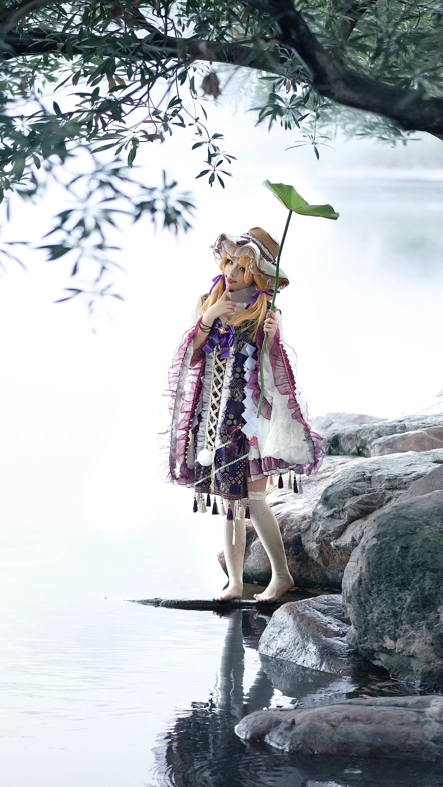 【洩矢諏訪子コスプレ】山間の水辺に佇むケロちゃん神の予告カット