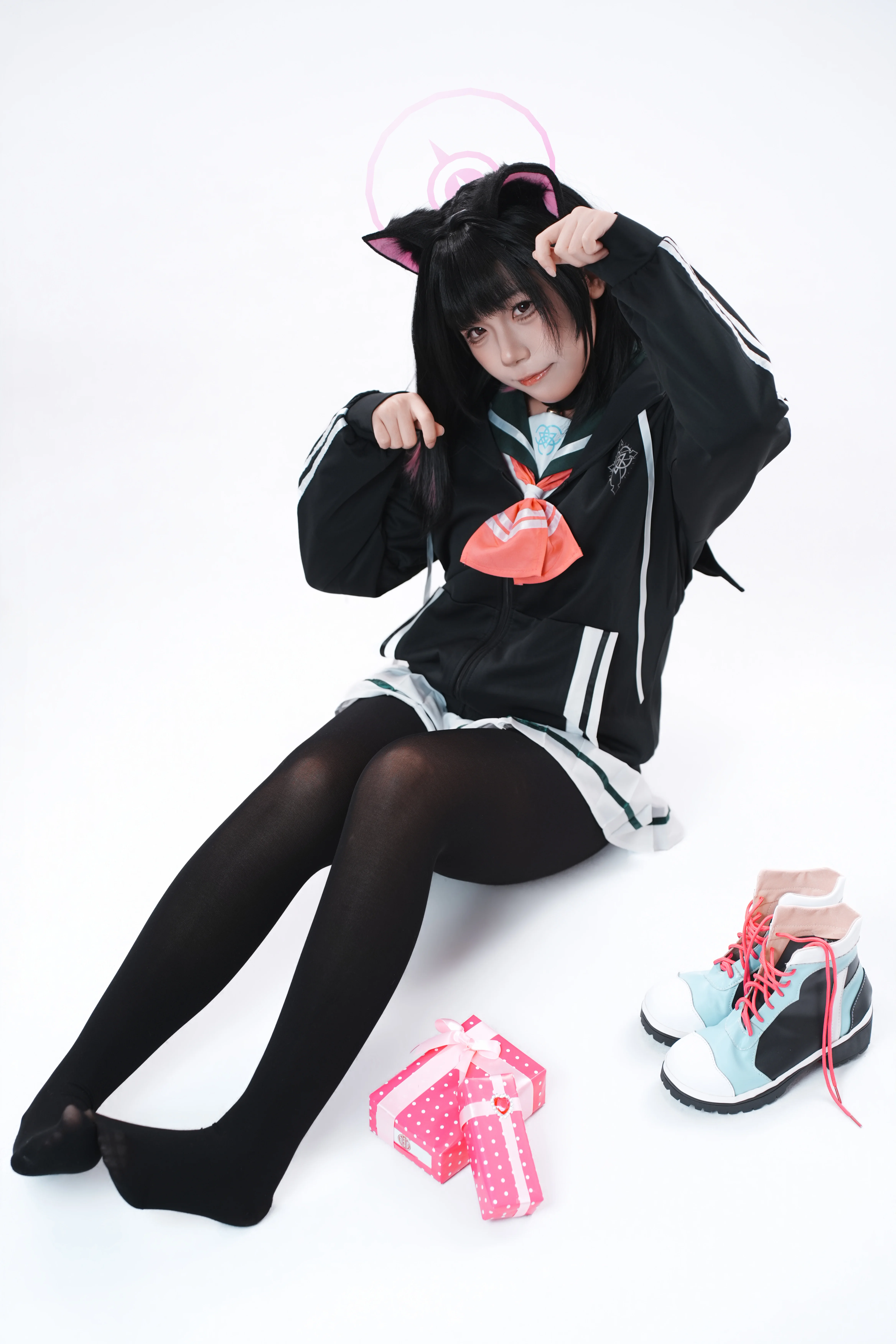 【杏山和纱cos】蔚蓝档案甜品部的圣诞猫猫礼物 - 第 2 张
