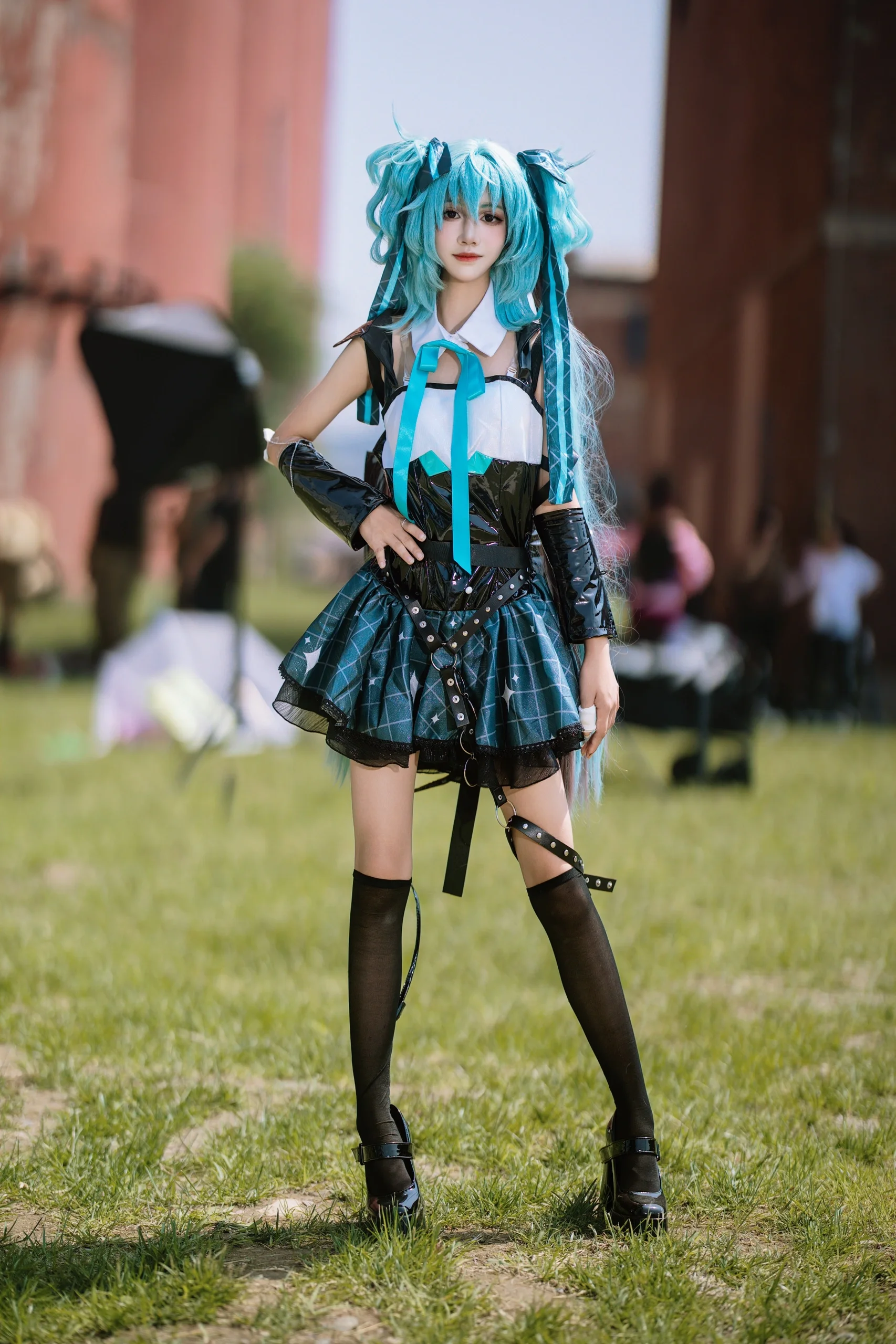 【初音未来小浣熊cos】亮面黑皮与格纹裙的户外场照 - 第 1 张