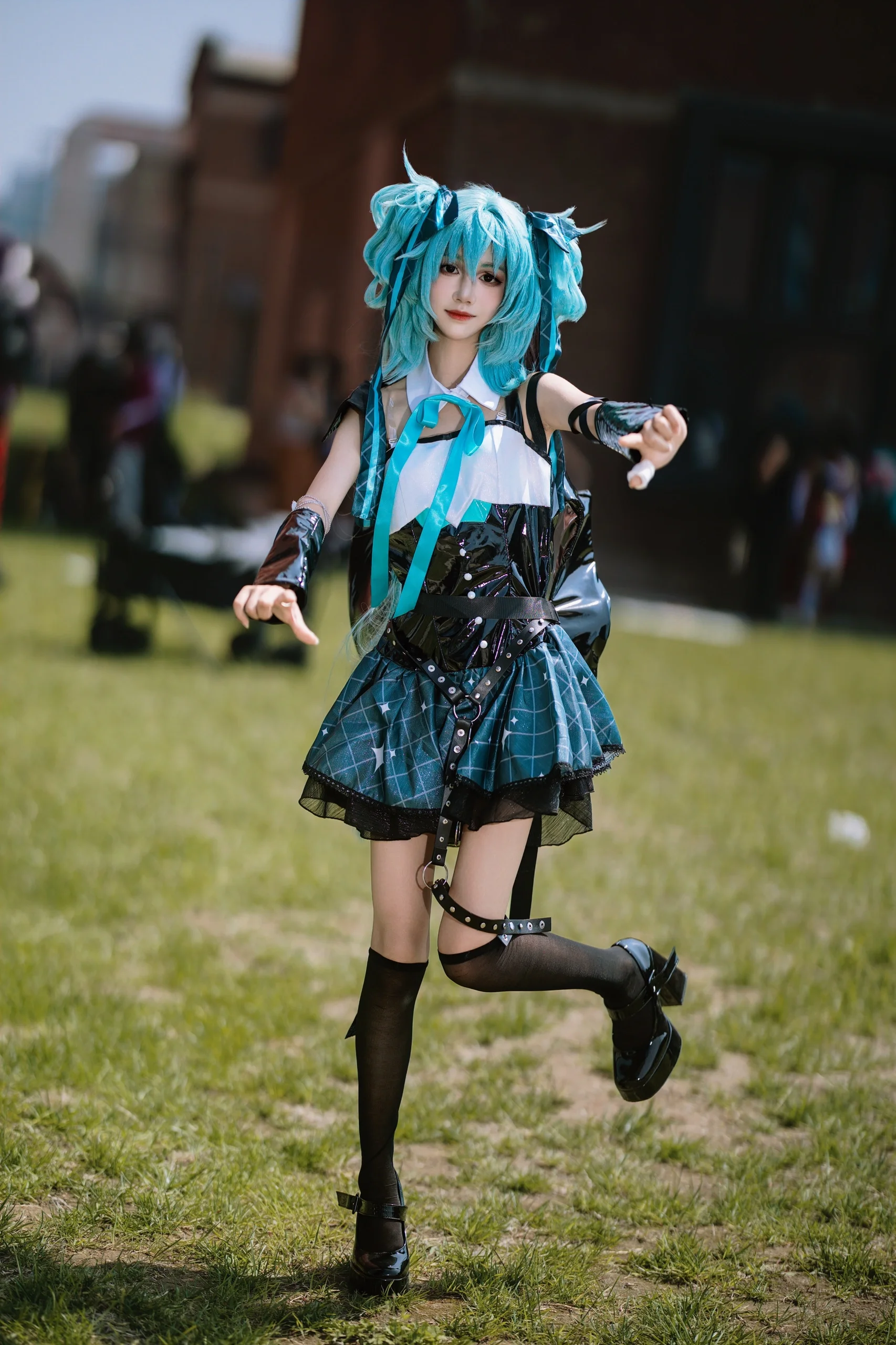 【初音未来小浣熊cos】亮面黑皮与格纹裙的户外场照 - 第 2 张