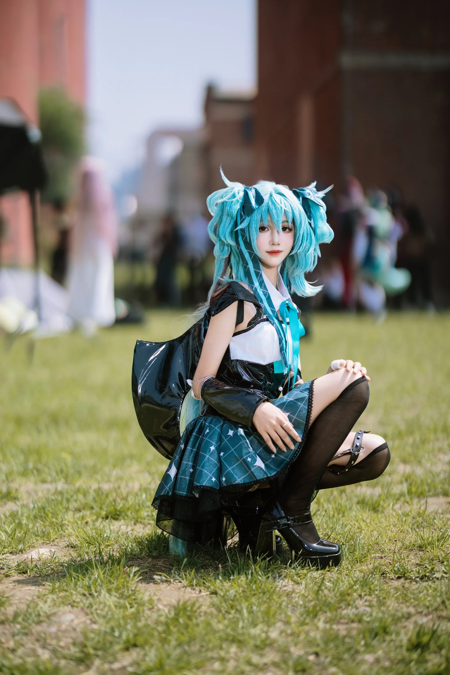 【初音未来小浣熊cos】亮面黑皮与格纹裙的户外场照