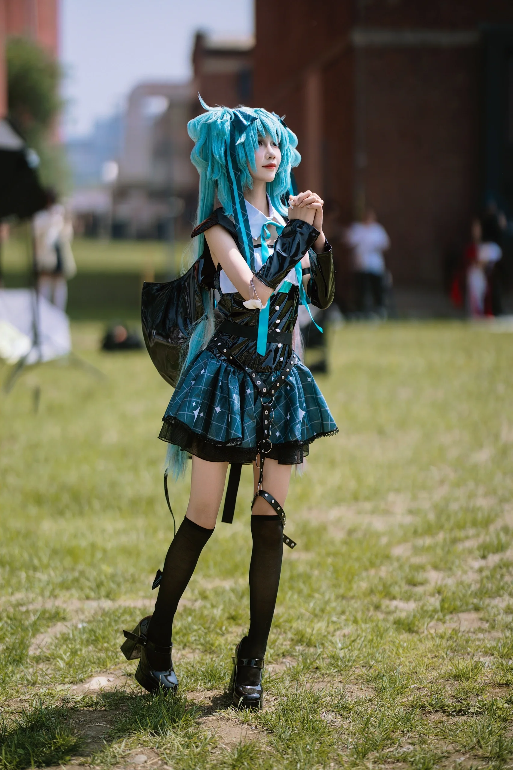 【初音未来小浣熊cos】亮面黑皮与格纹裙的户外场照 - 第 4 张