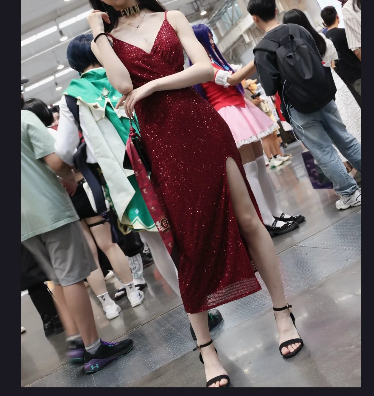 漫展场照红裙出镜，直角构图真香