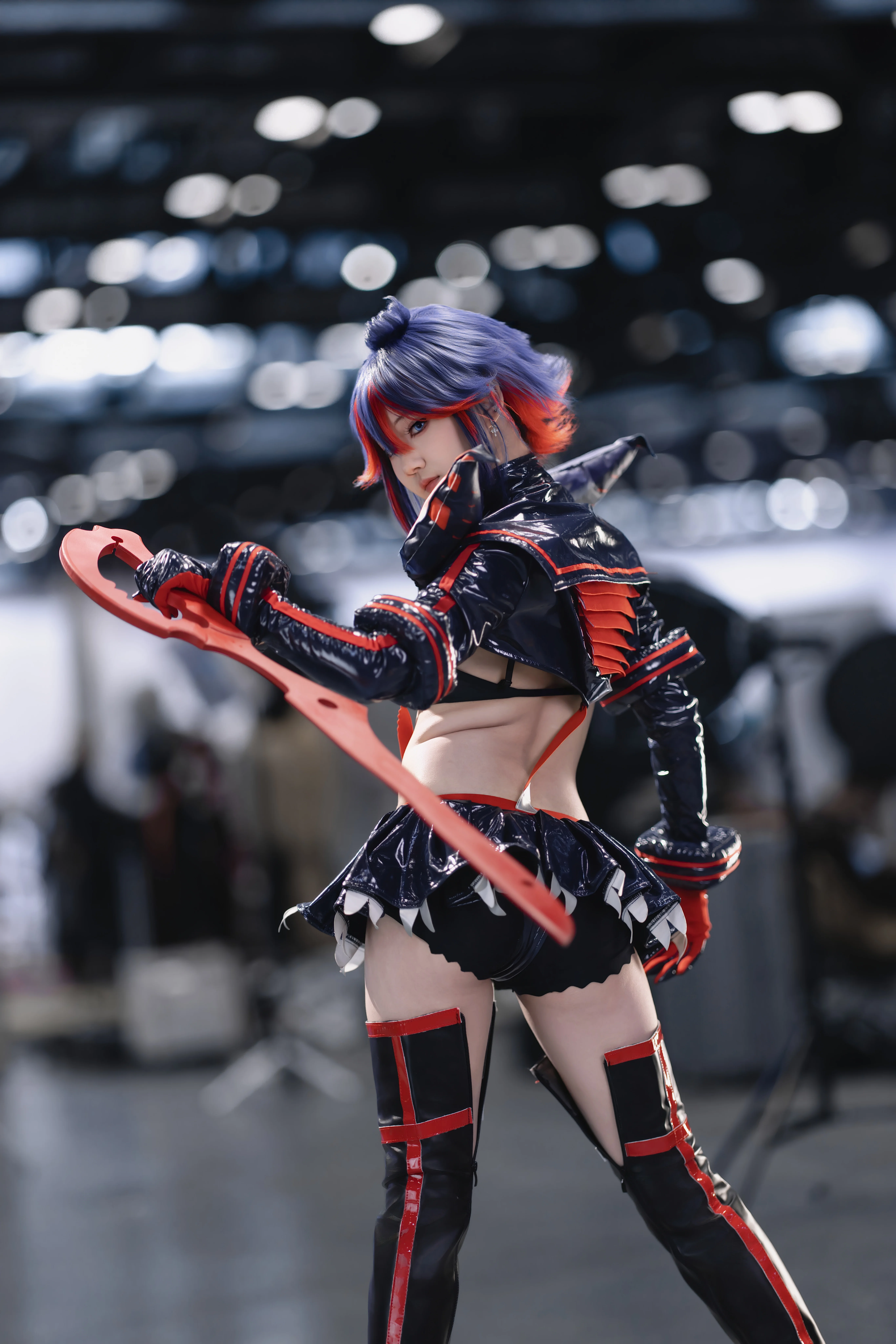 【缠流子cos】斩服少女的气场全开，漫展现场的红色之刃 - 第 3 张