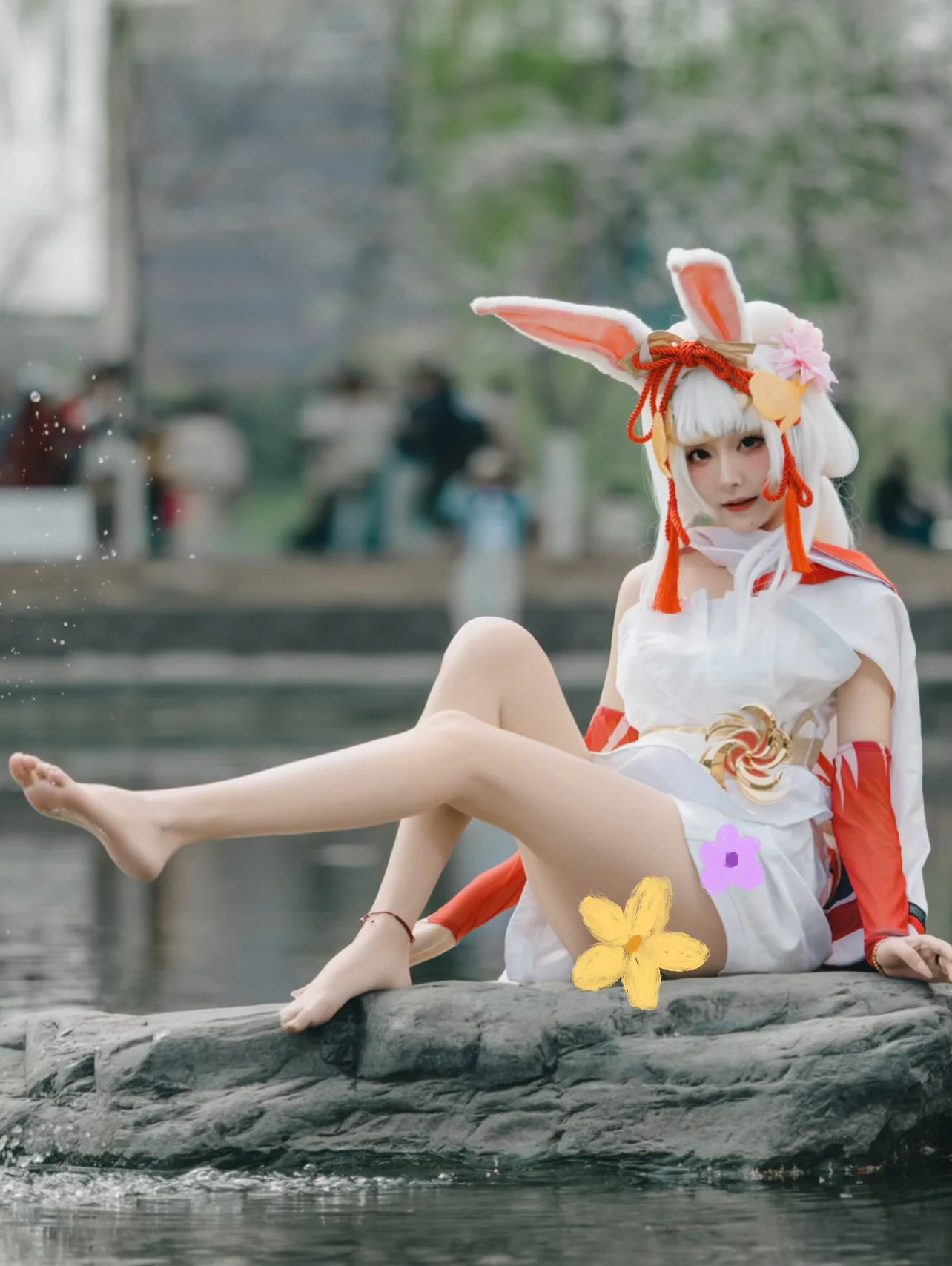 【公孙离cos】祈雪灵祝外景，水畔樱花间的空灵瞬间 - 第 1 张