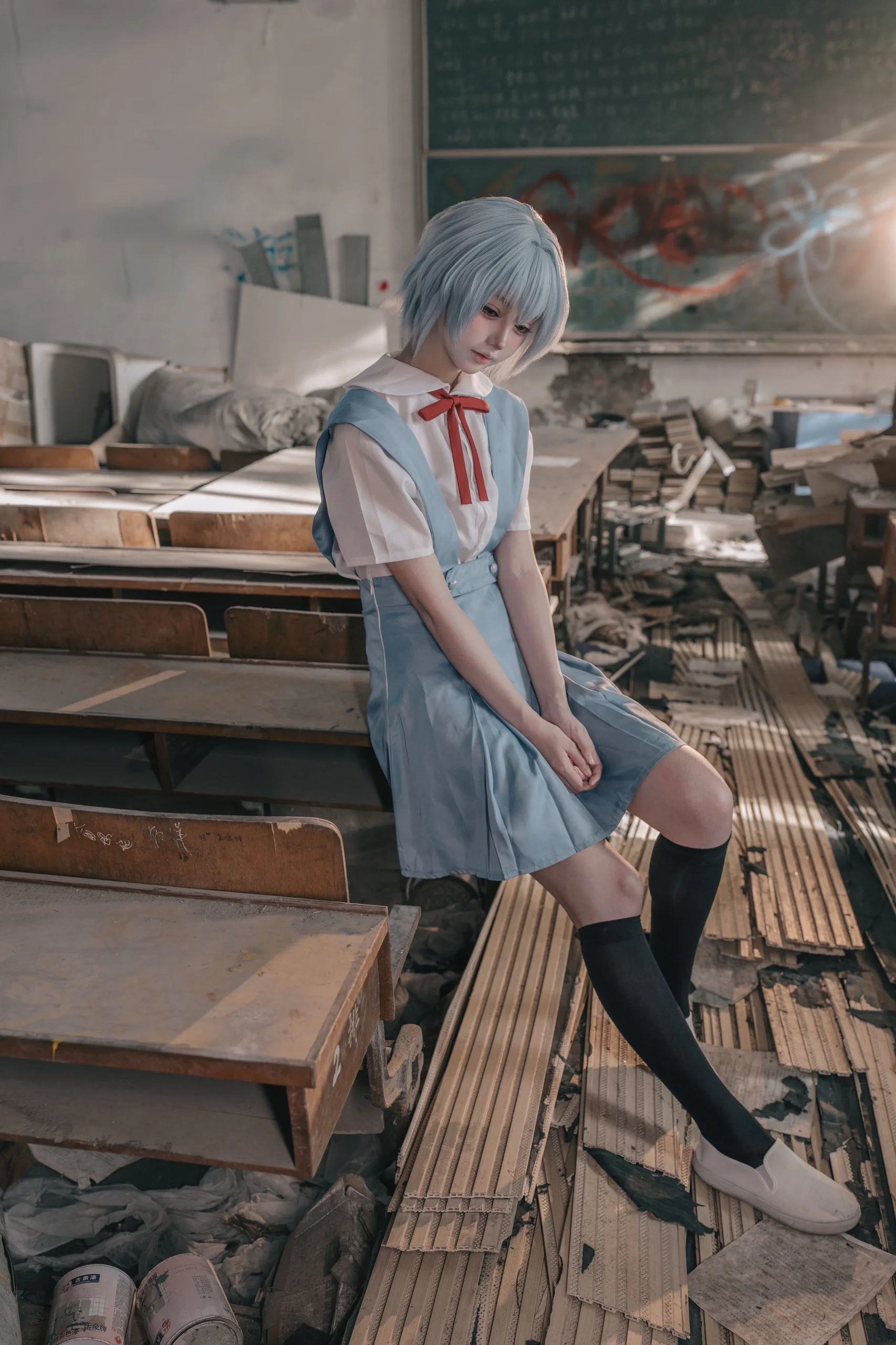 【绫波丽cos】EVA废墟教室的绝美光影 - 第 1 张