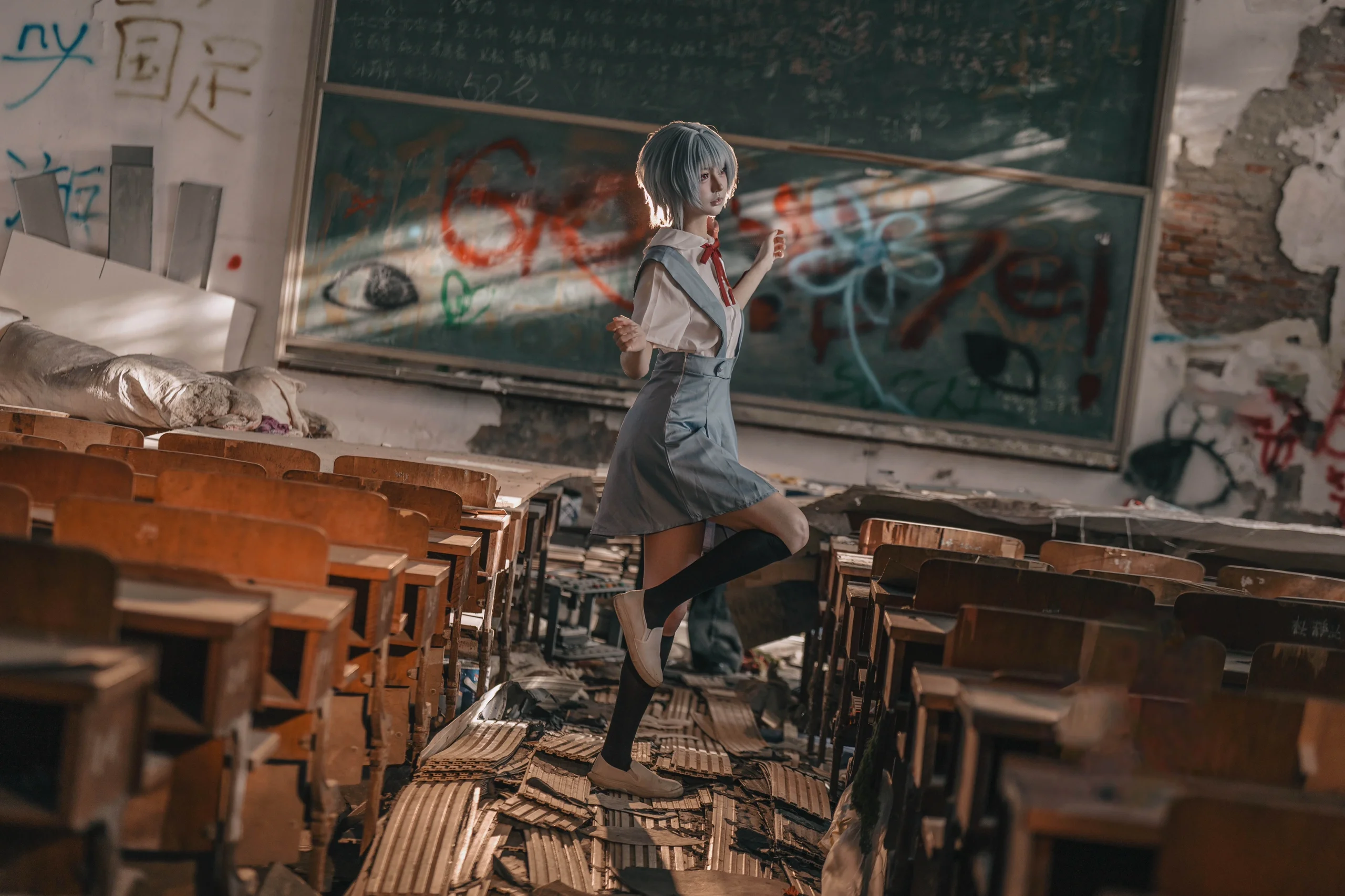 【绫波丽cos】EVA废墟教室的绝美光影 - 第 3 张