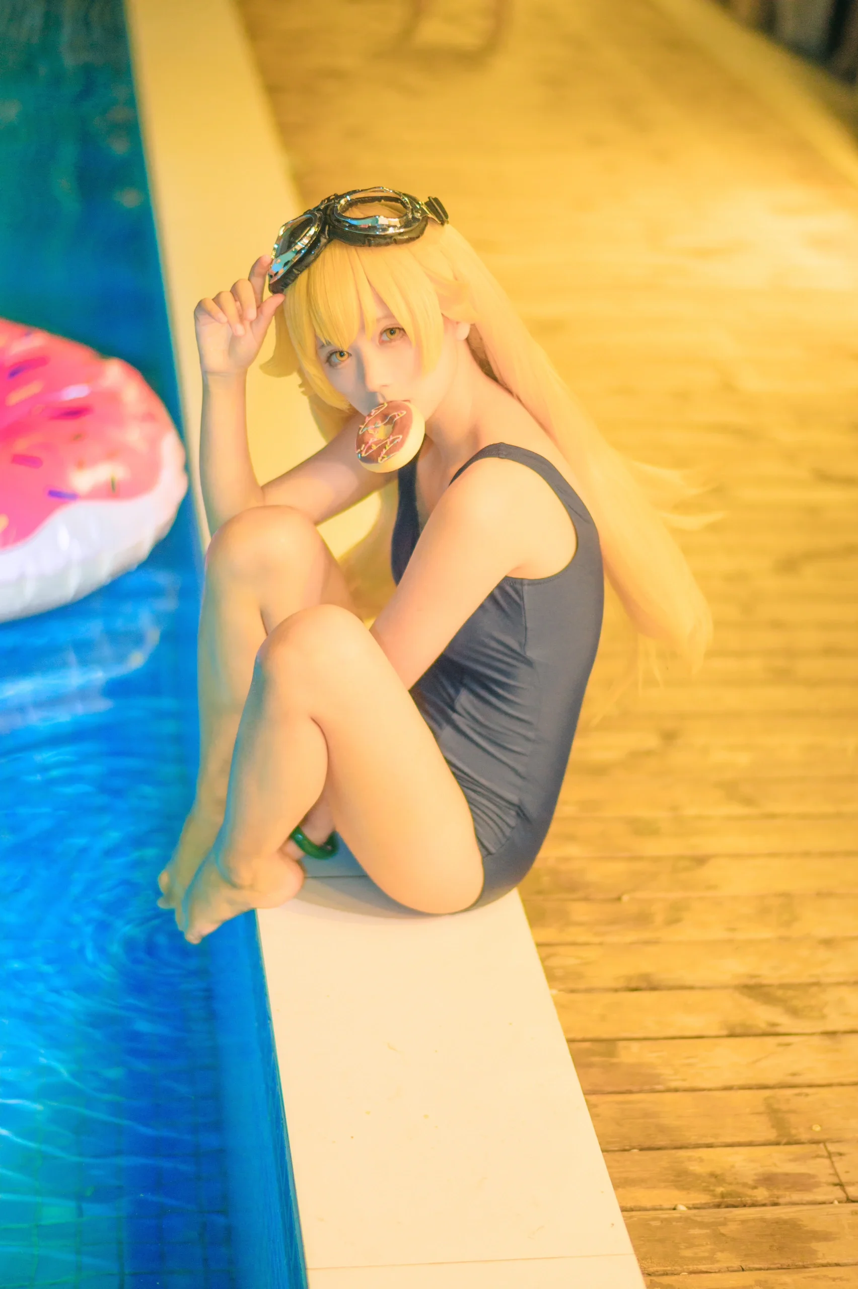 【忍野忍cos】夜间室内泳池的松弛感随拍 - 第 1 张