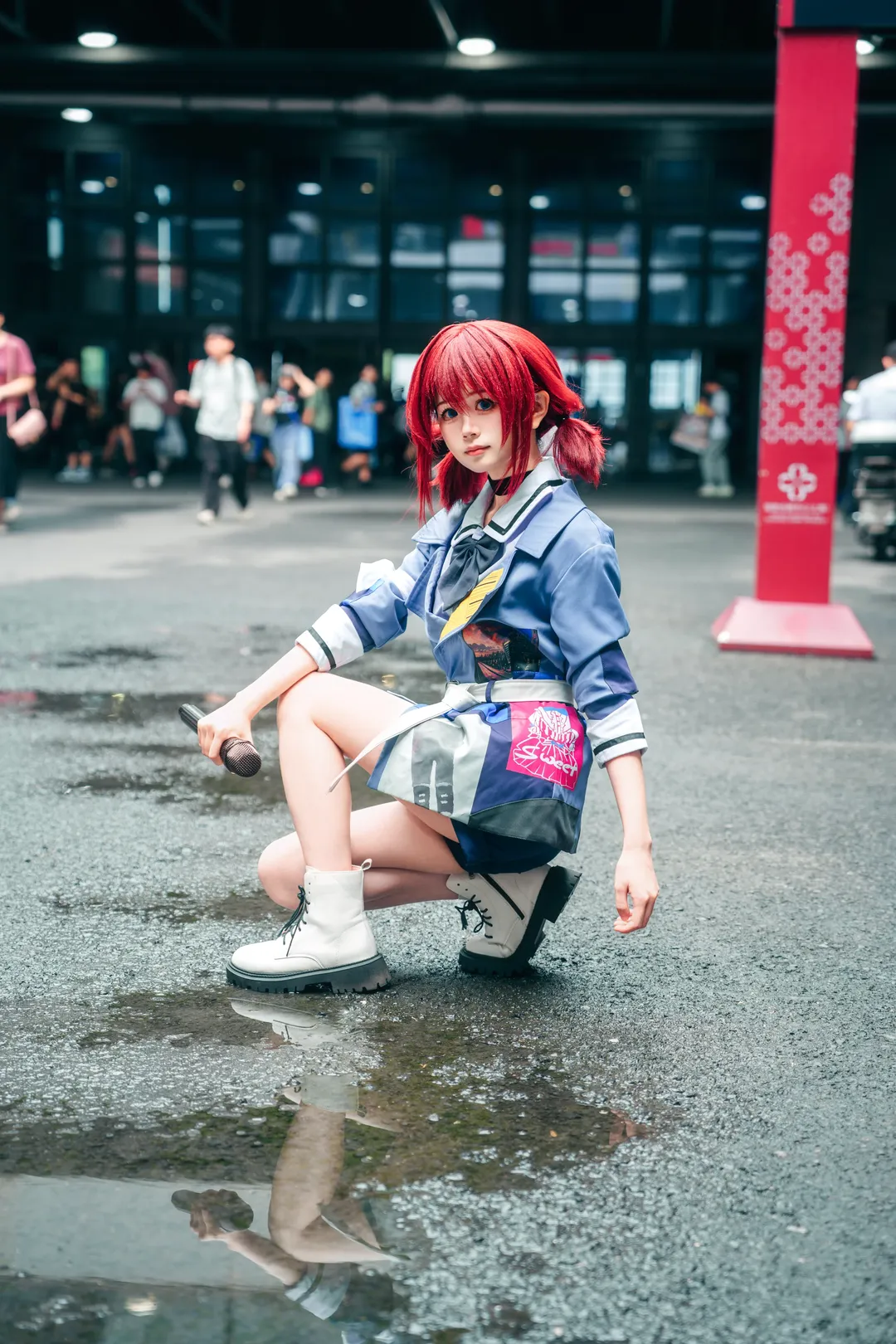 BWイベントの雨の日ステージ風写真、ソニー1本で撮りきるスナップ - 1 枚目