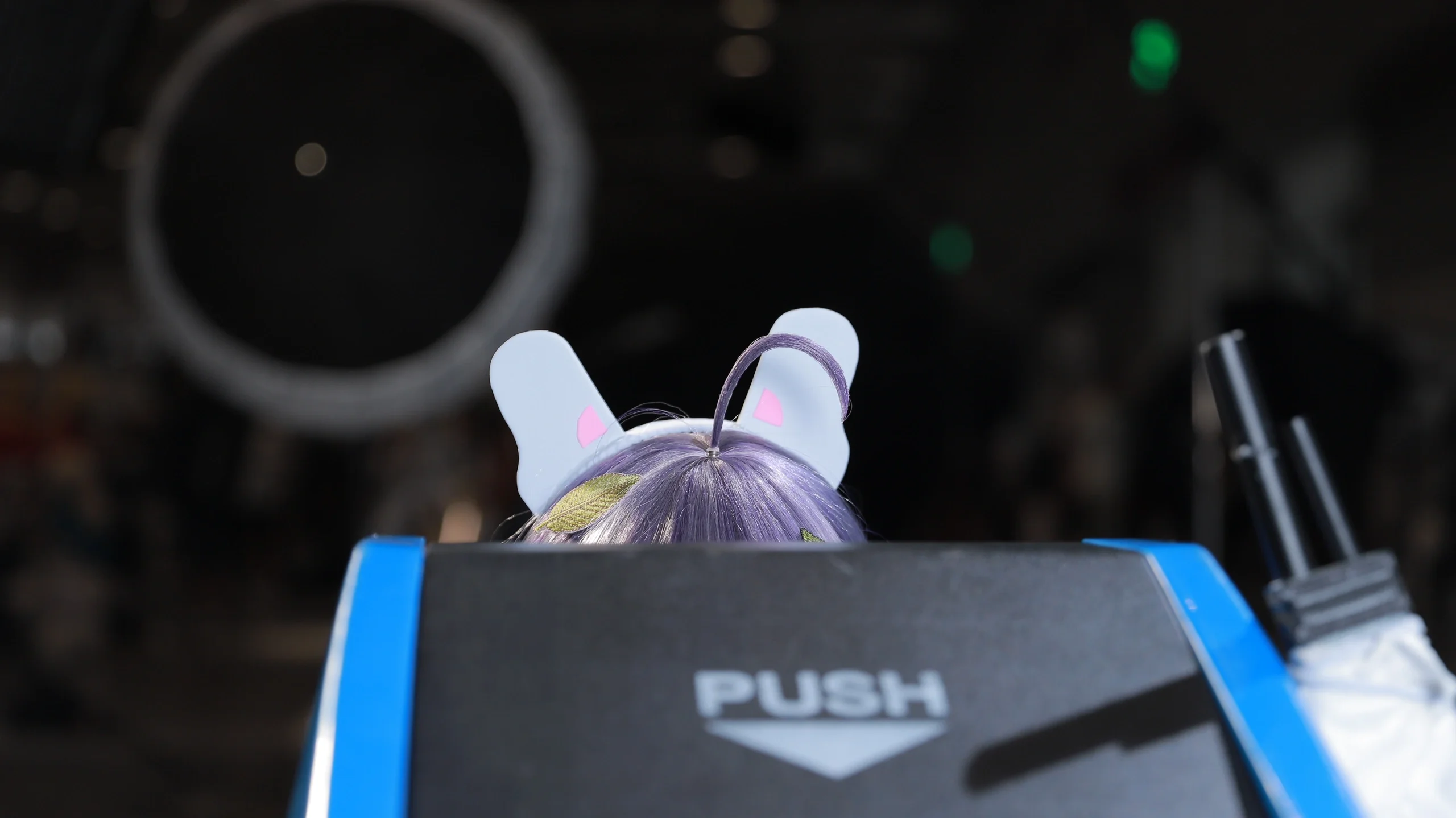 【美遊cos】碧藍檔案裡藏在PUSH擋板後的偷感神態 - 第 3 張