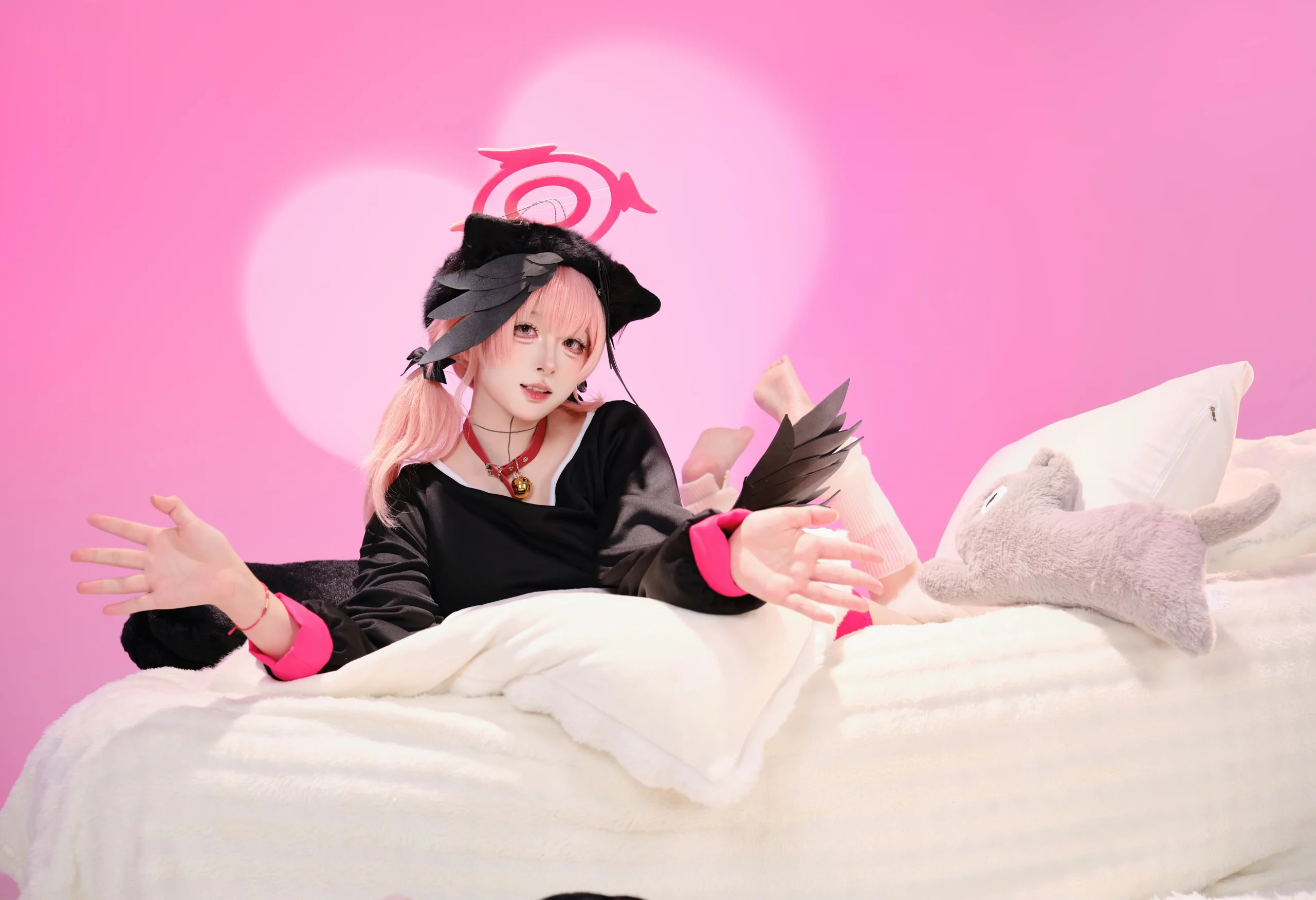 【下江小春cos】蔚蓝档案，粉色背景下的居家慵懒风 - 第 1 张