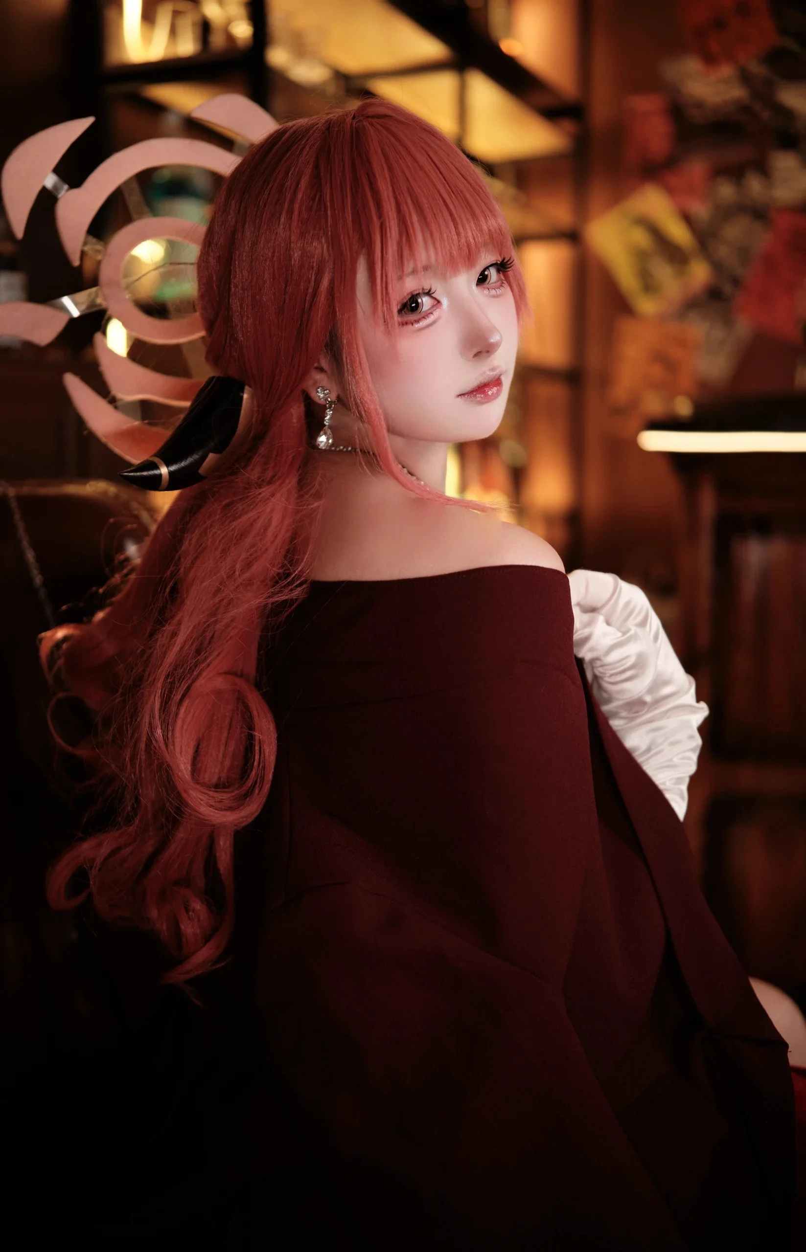 【蔚蓝档案陆八魔爱露cos】酒廊微醺，便利屋的夜晚 - 第 5 张
