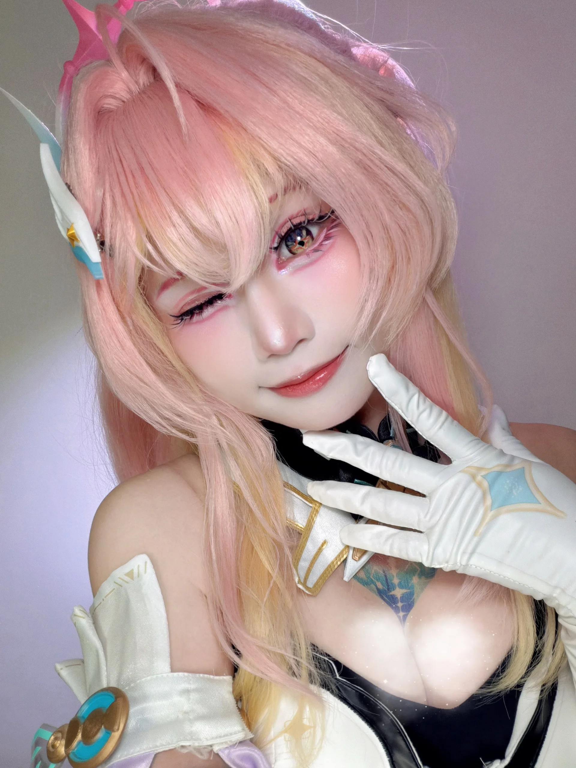 [Aemeath Cosplay] The Agile Moments of Rose Gold Hair Color in Wuthering Waves - Image 2