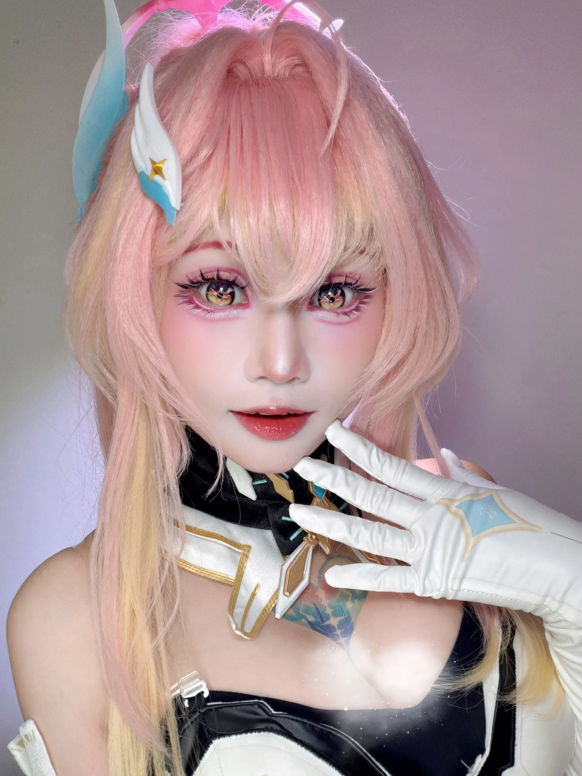 [Aemeath Cosplay] The Agile Moments of Rose Gold Hair Color in Wuthering Waves - Image 3