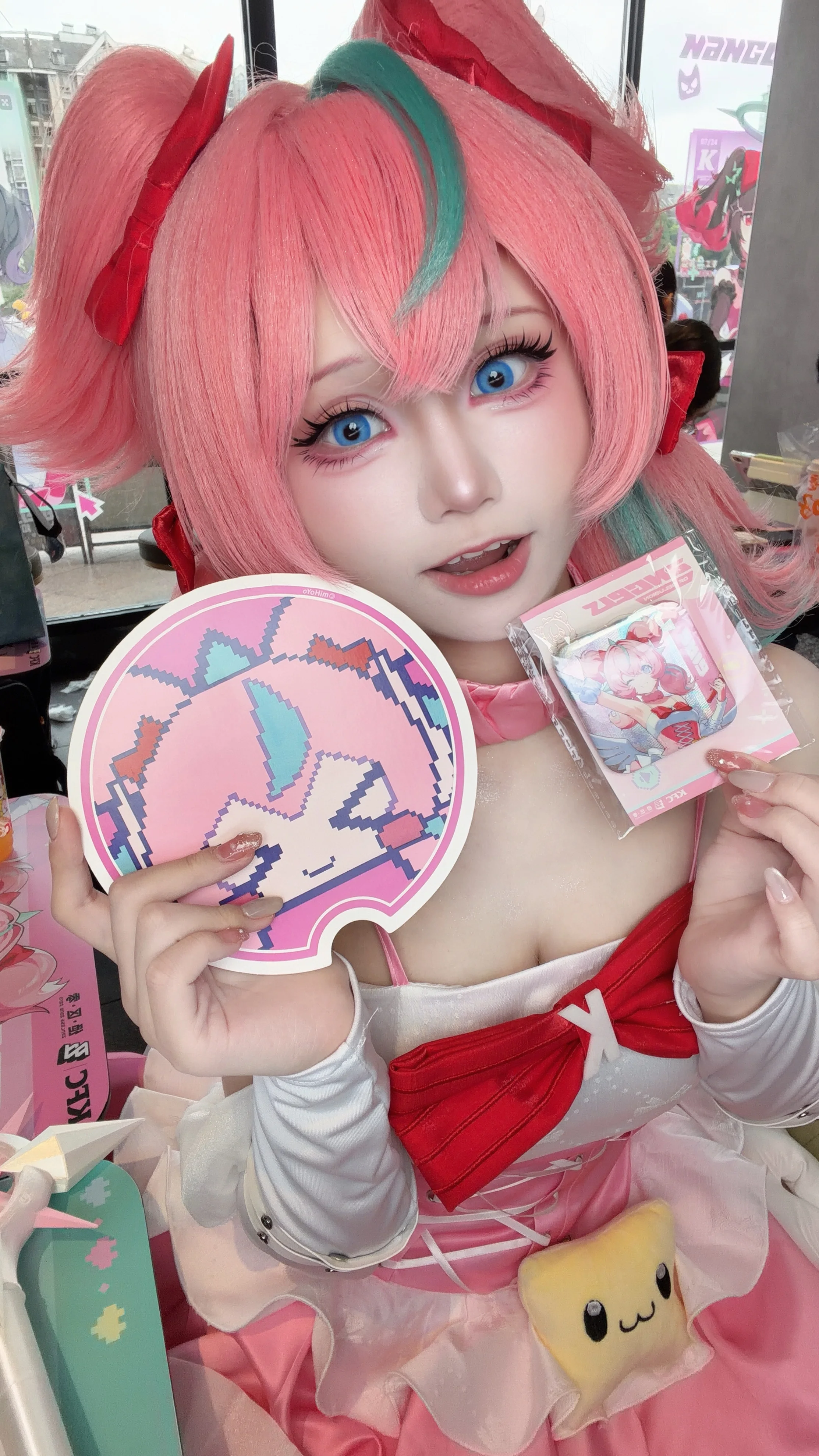 【爱芮cos】绝区零联动现场，粉红双马尾与星芒法杖出击 - 第 1 张