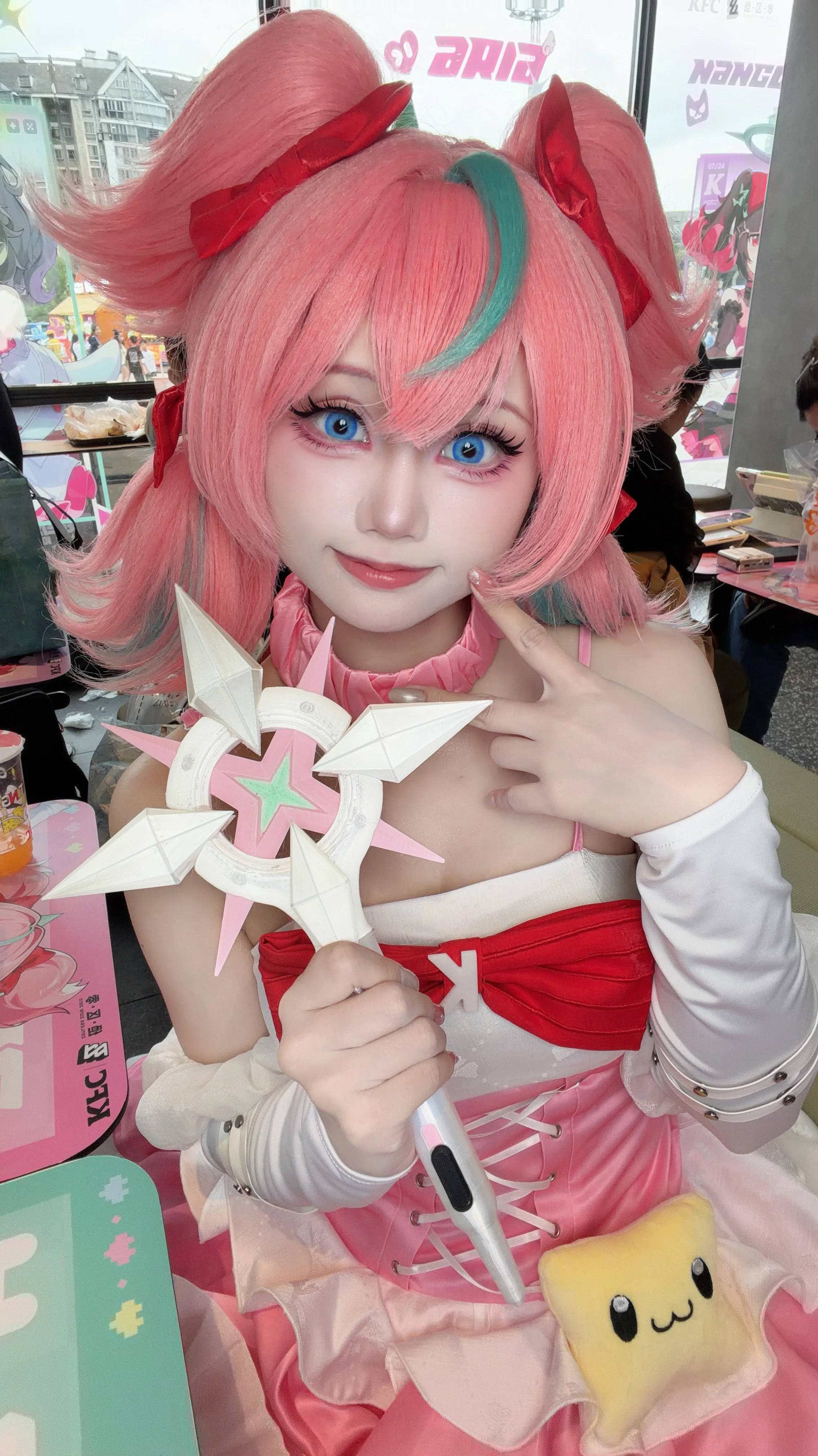 【爱芮cos】绝区零联动现场，粉红双马尾与星芒法杖出击