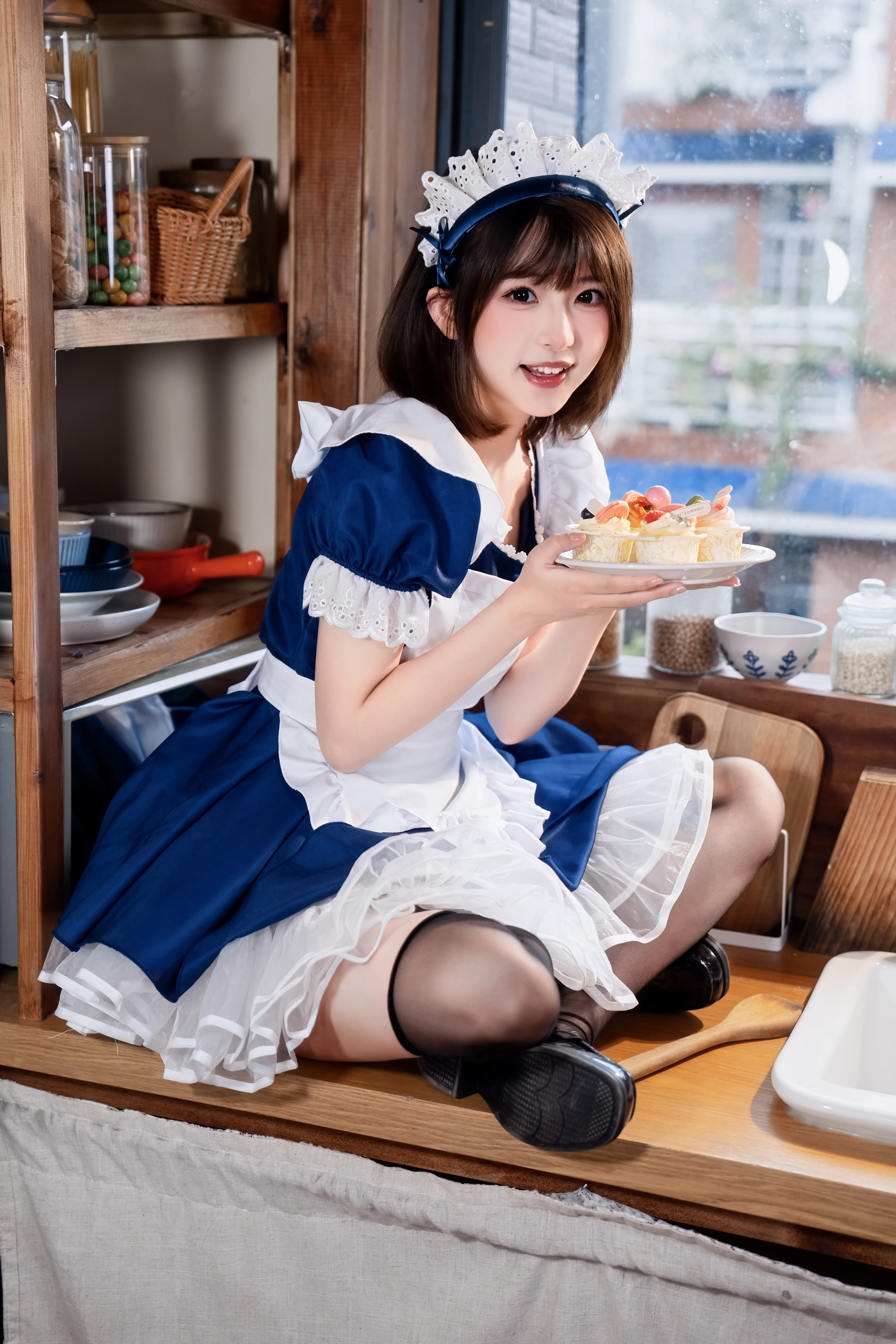 在木质厨房里拍一套蓝白女仆装