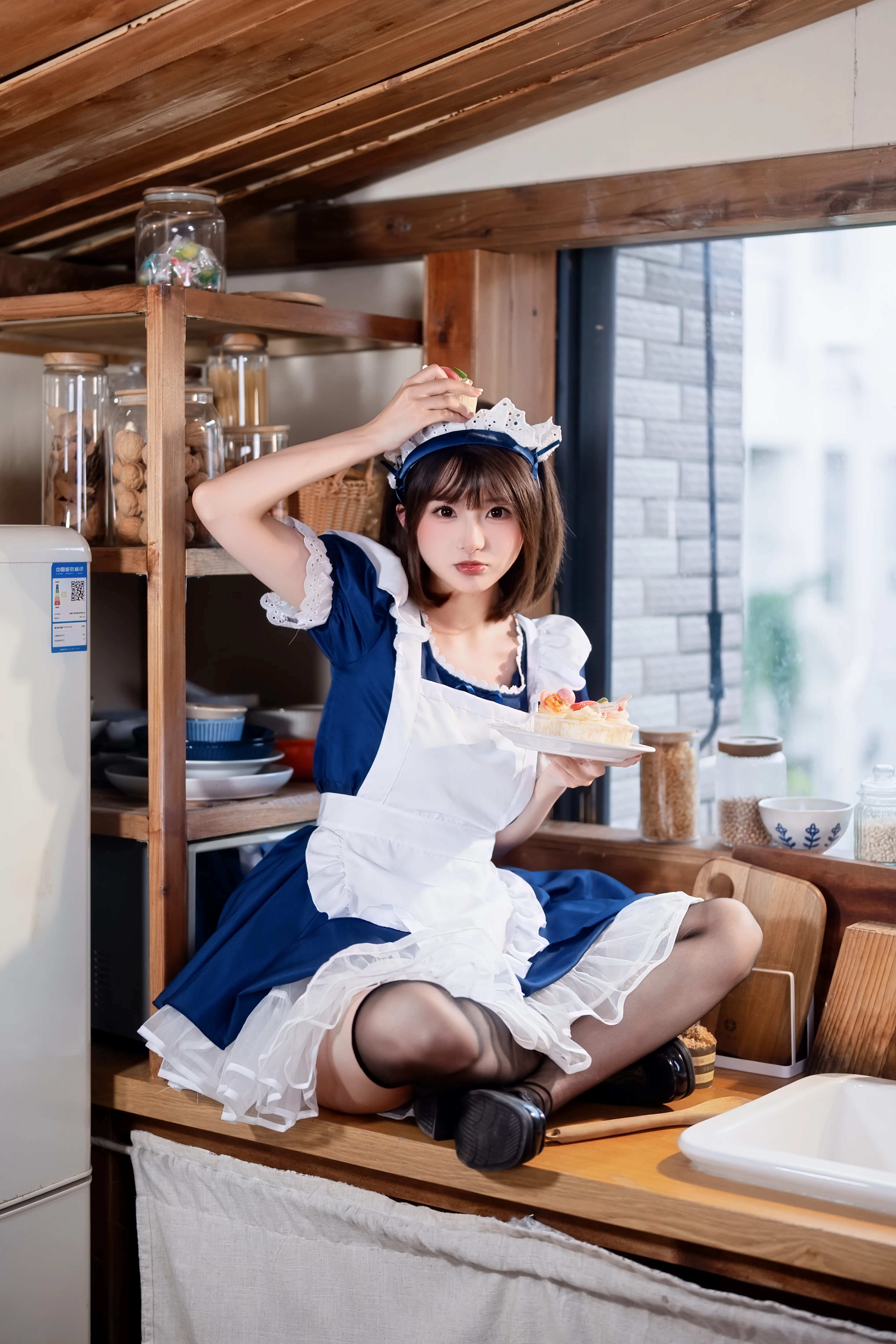 在木质厨房里拍一套蓝白女仆装 - 第 2 张
