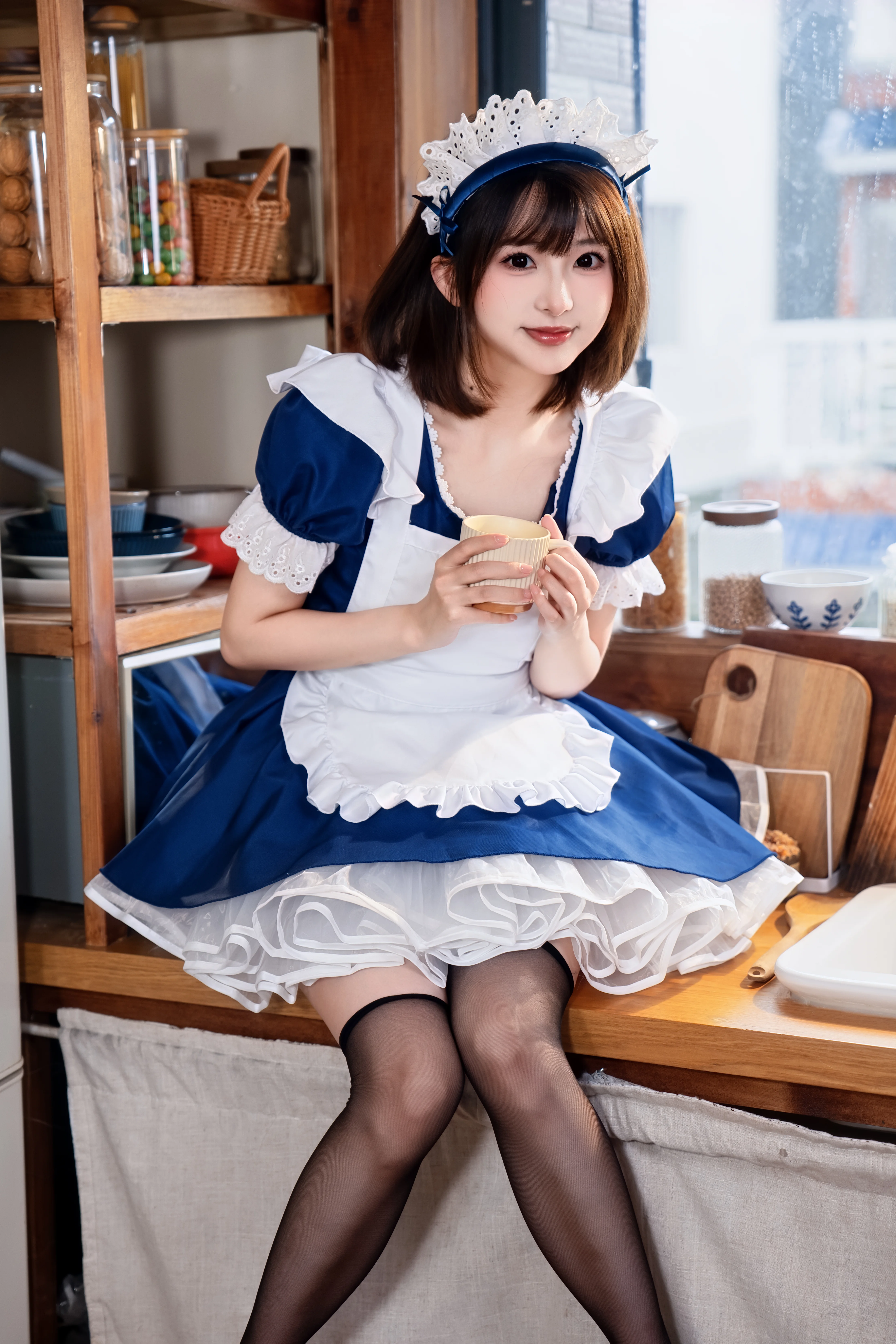 在木质厨房里拍一套蓝白女仆装 - 第 5 张