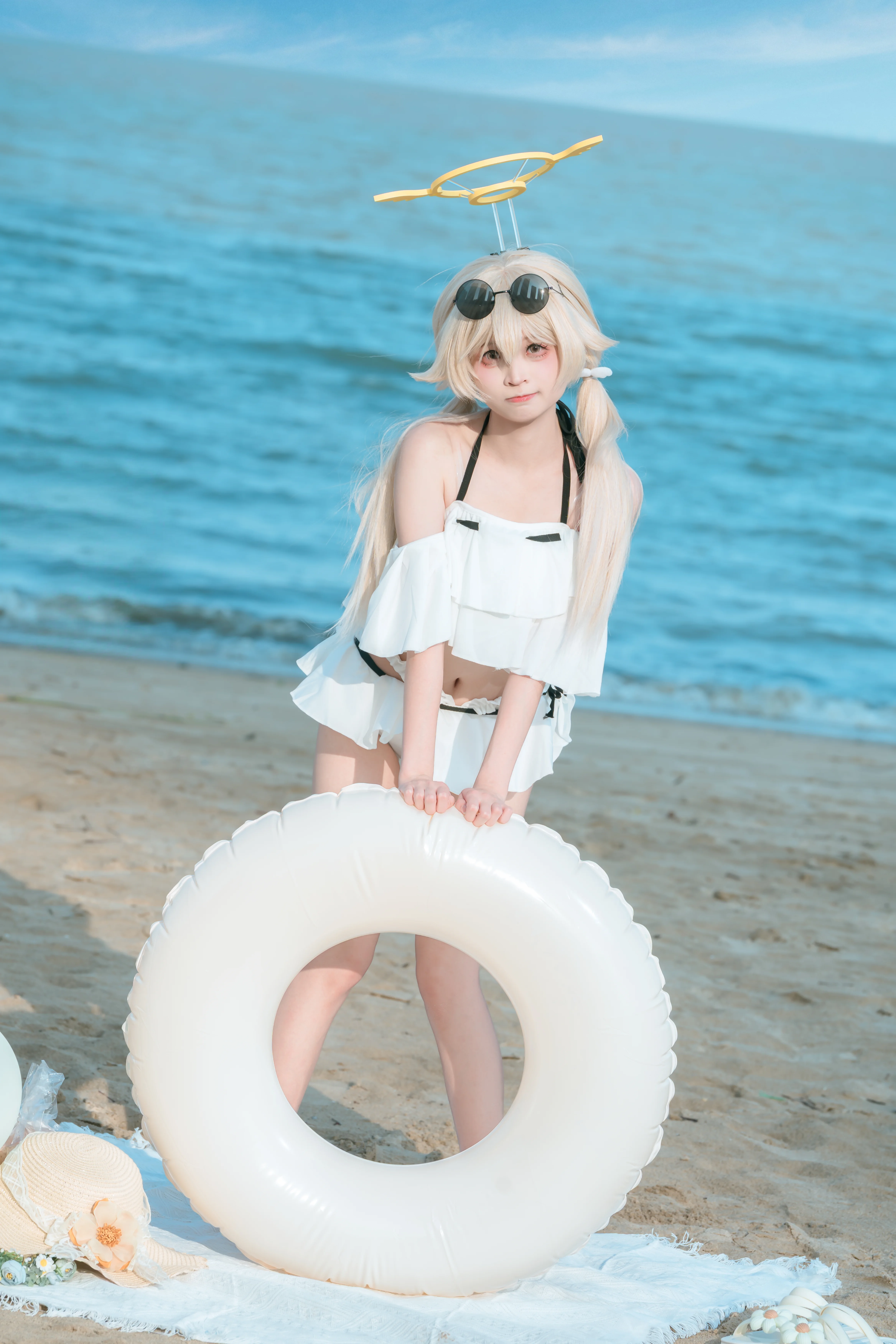 [Hifumi Cosplay] Blue Archive's Summer Beach: Enjoying the Vacation with Sensei - Image 1