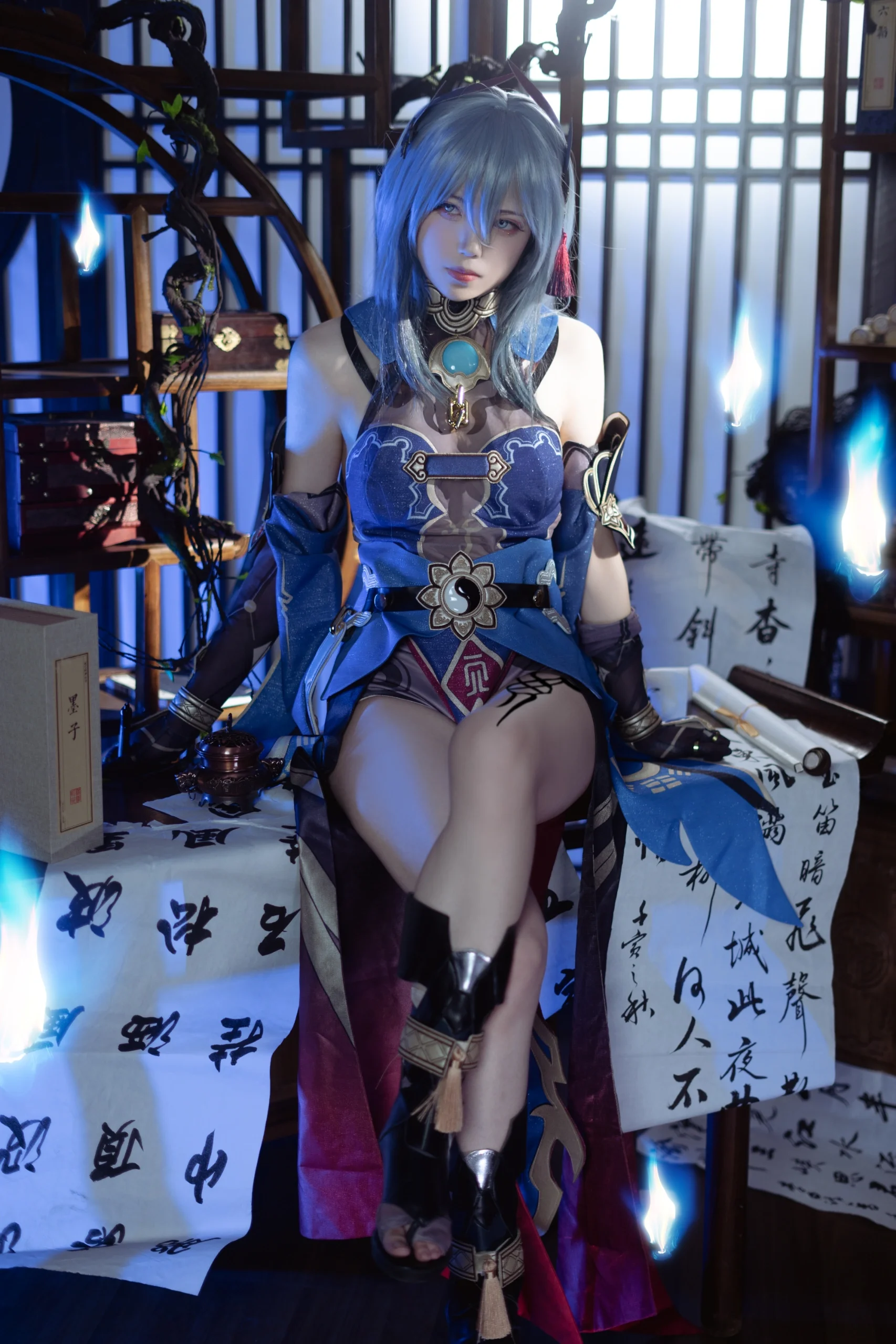 【寒鴉コスプレ】十王司の勅使が纏う墨の韻と幽火、スターレイル実景コスプレ写真 - 1 枚目