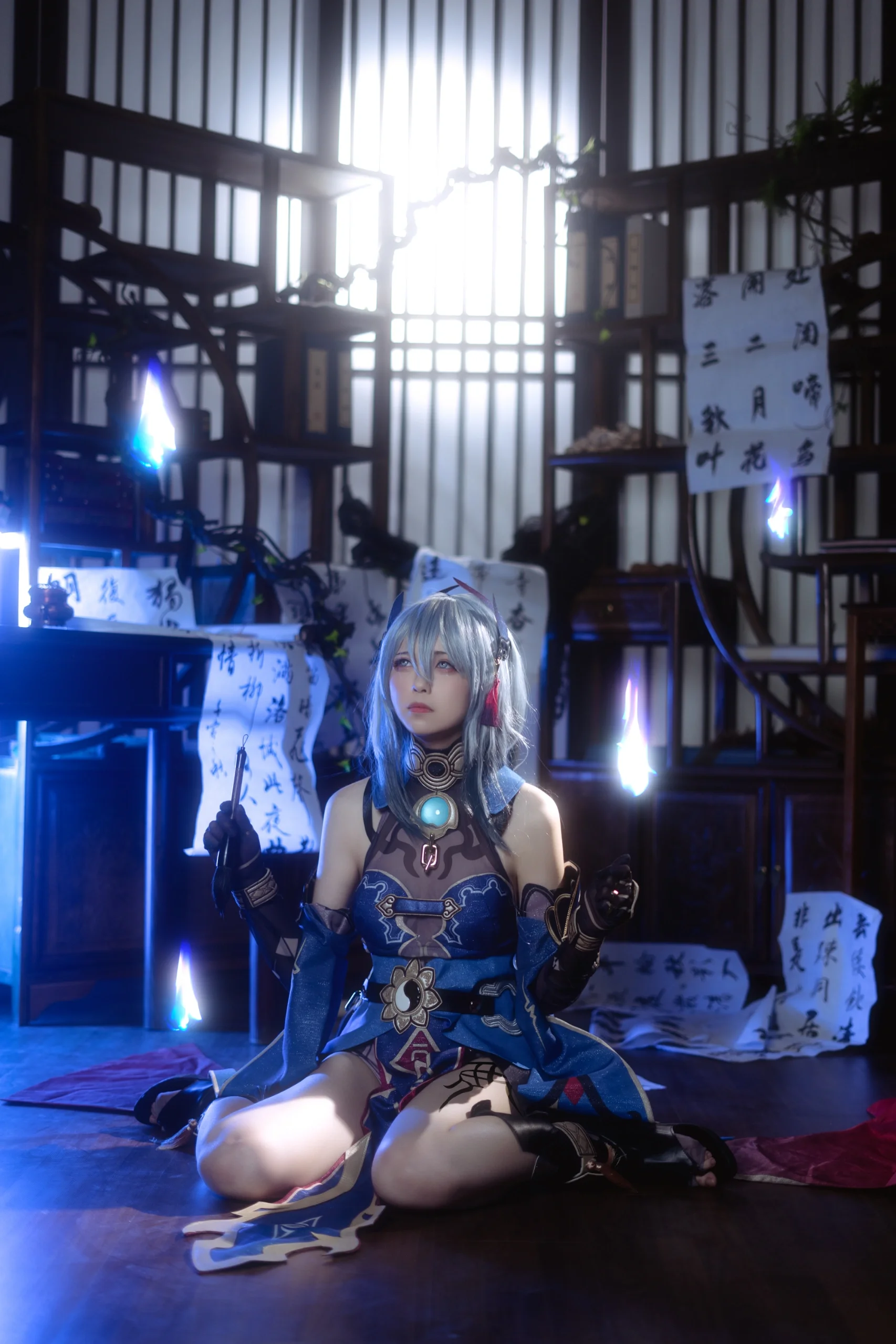 【寒鴉コスプレ】十王司の勅使が纏う墨の韻と幽火、スターレイル実景コスプレ写真 - 2 枚目