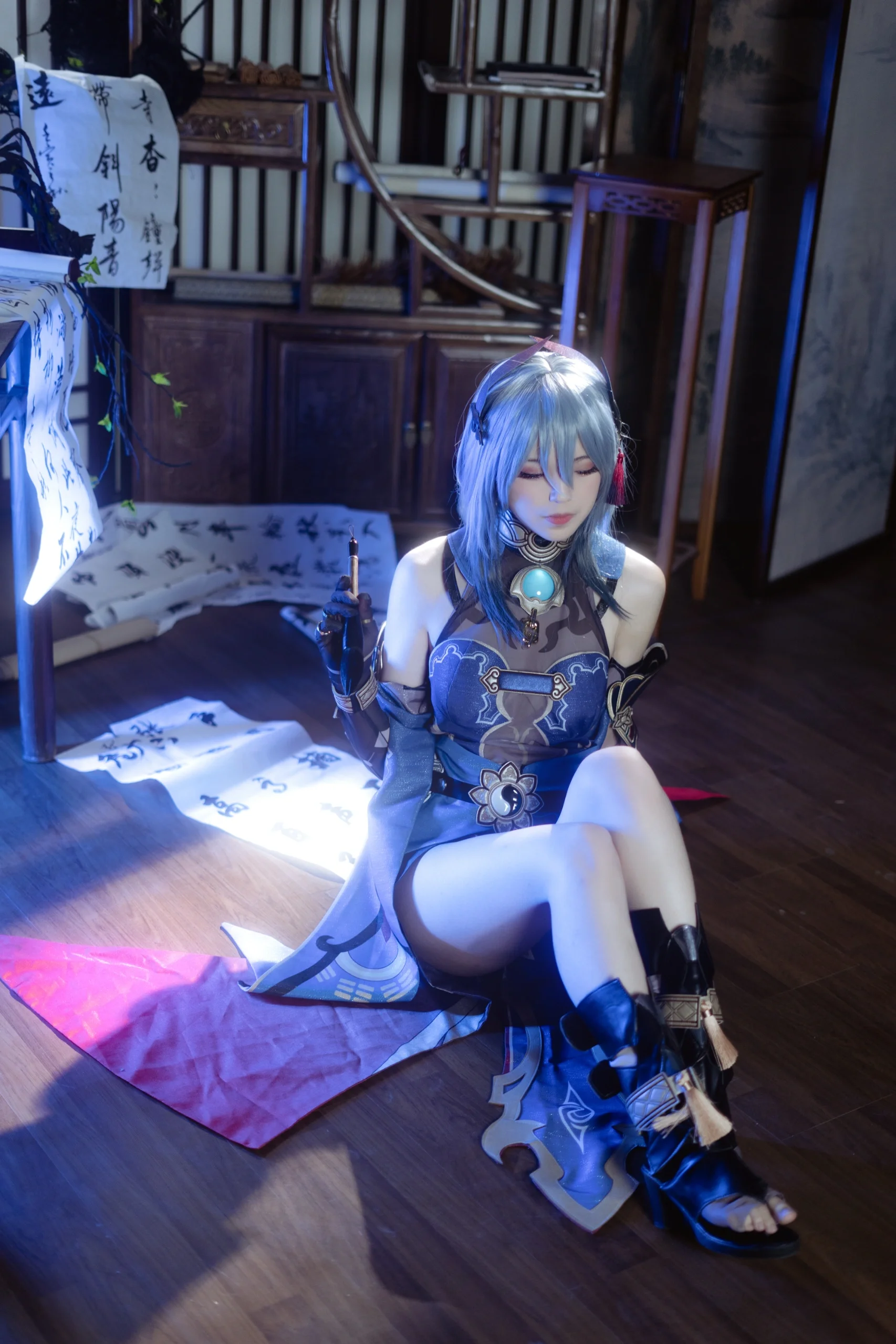【寒鴉コスプレ】十王司の勅使が纏う墨の韻と幽火、スターレイル実景コスプレ写真 - 3 枚目