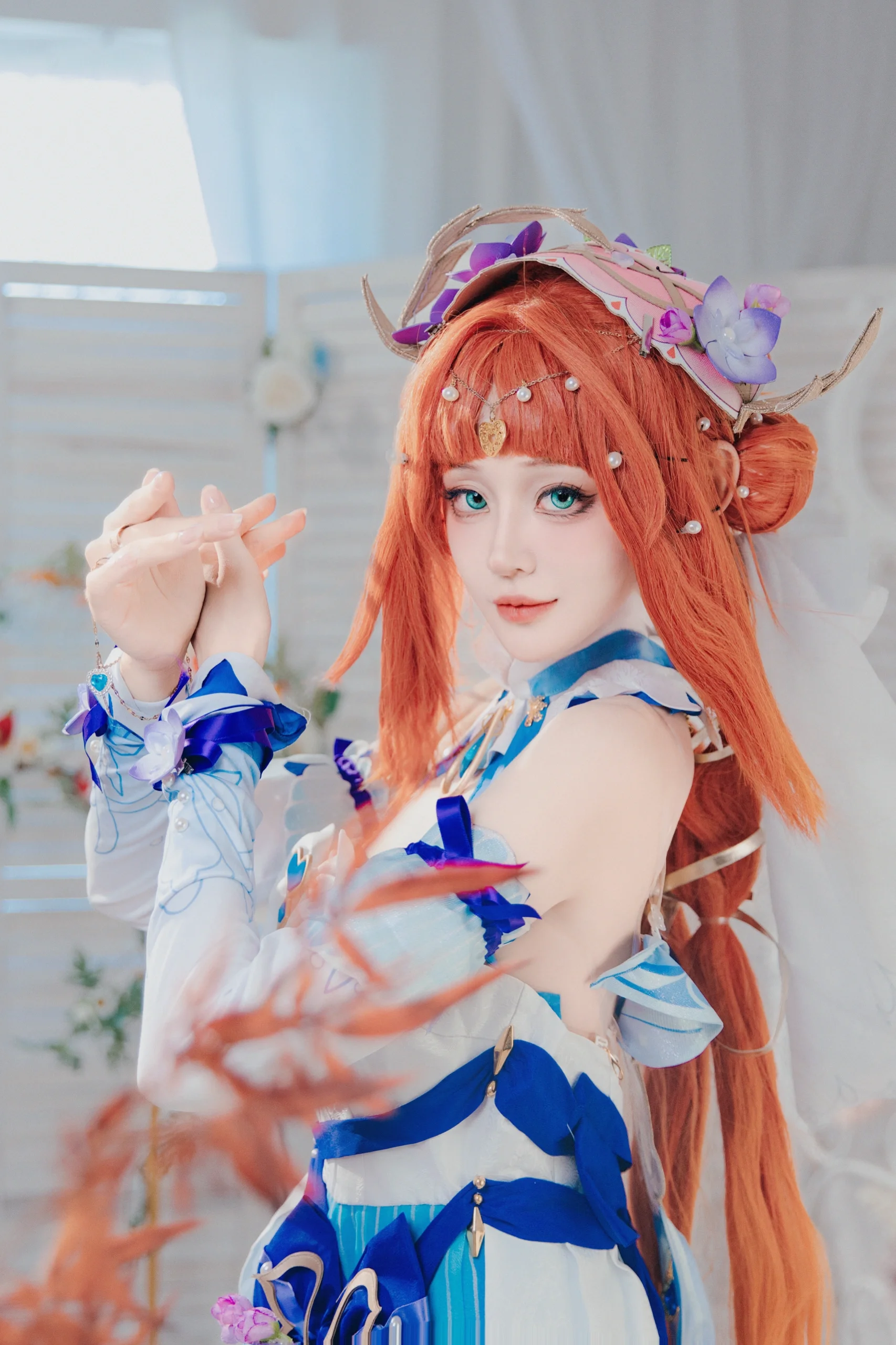 【妮露cos】原神花神诞祭的随拍，蓝白裙装的轻盈感 - 第 1 张