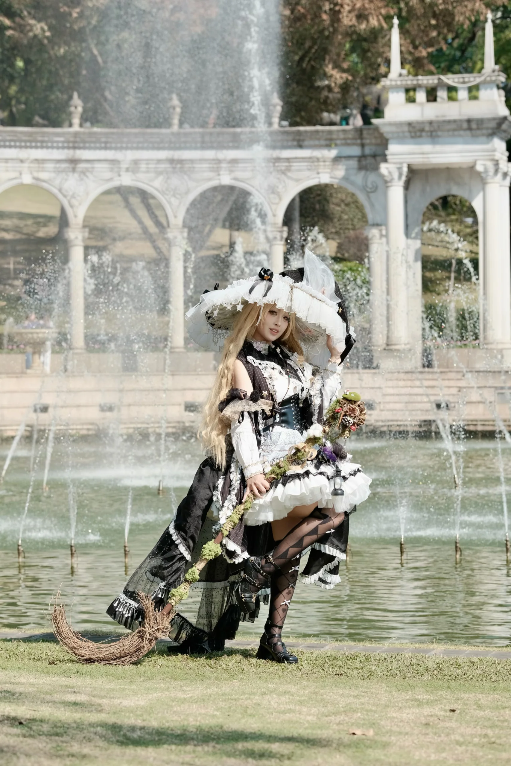 【霧雨魔理沙cos】東方project，噴泉前的二設魔法使 - 第 1 張