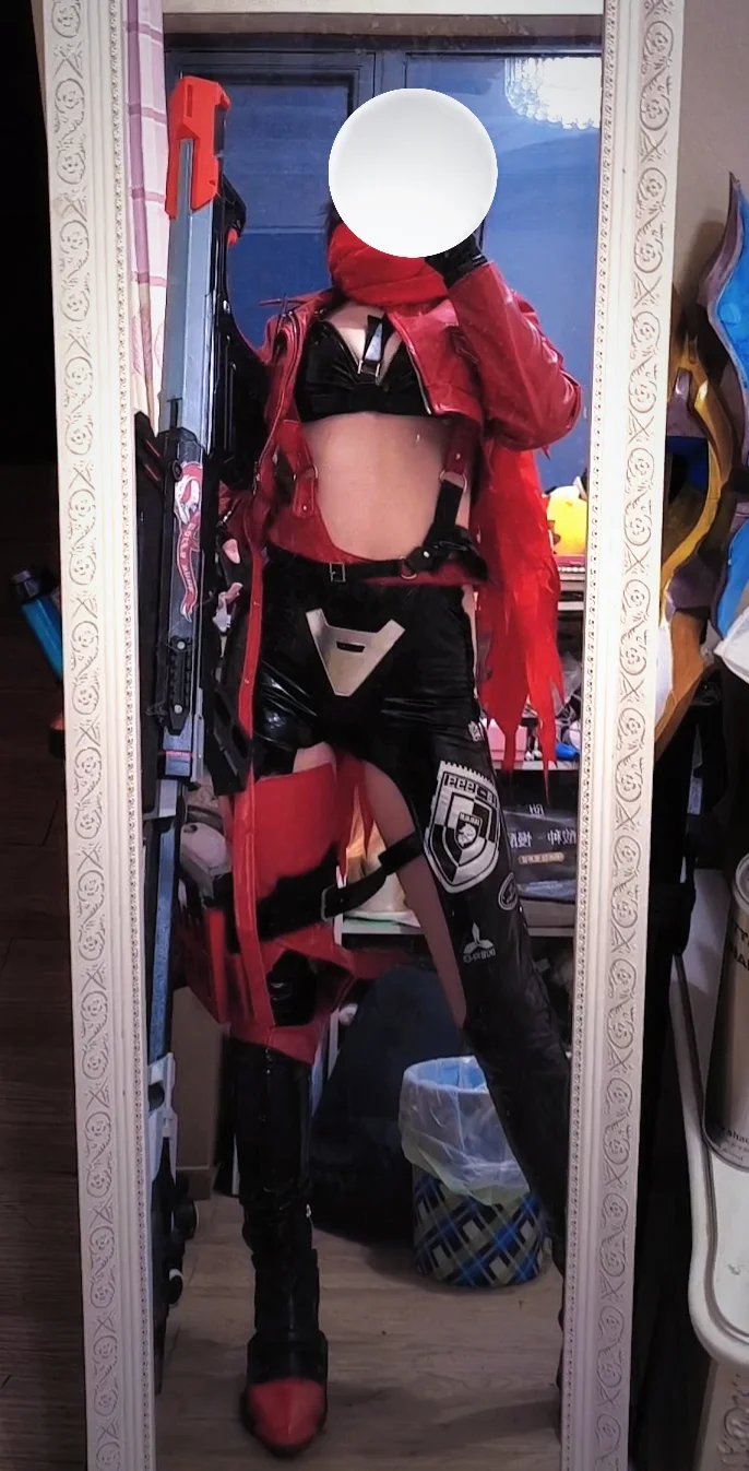 【レッドフード コスプレ】『勝利の女神:NIKKE』の赤いマント、試着鏡の前で圧倒的なオーラを発散 - 1 枚目