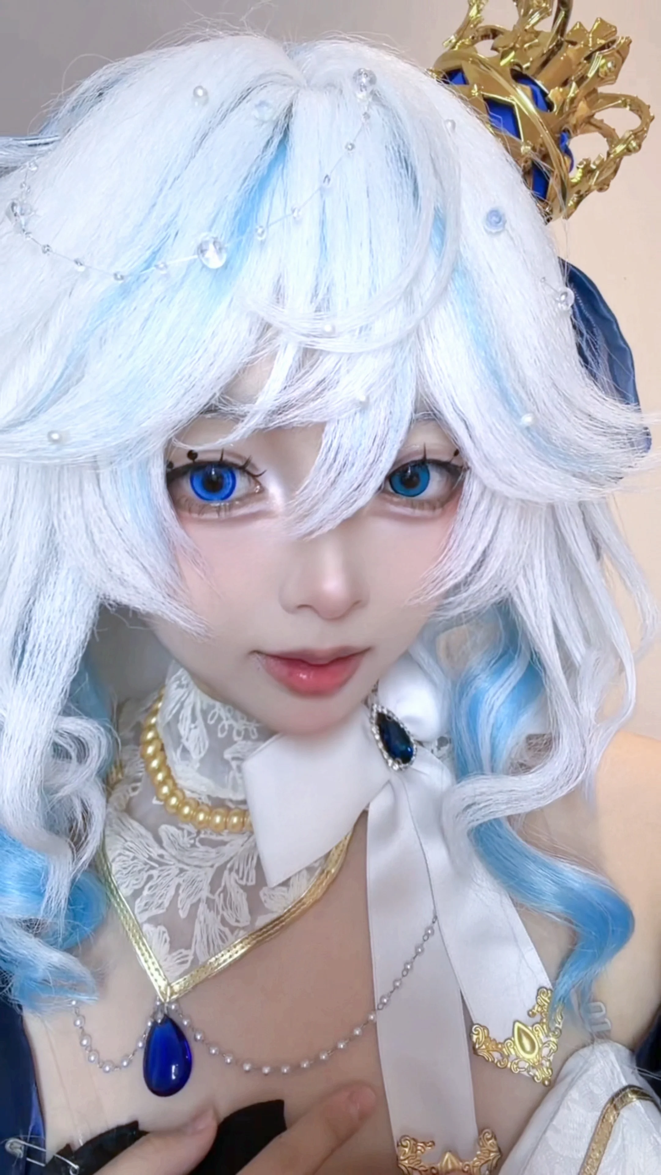 【芙宁娜cos】原神水神降临 黑白反差的华丽记录 - 第 1 张