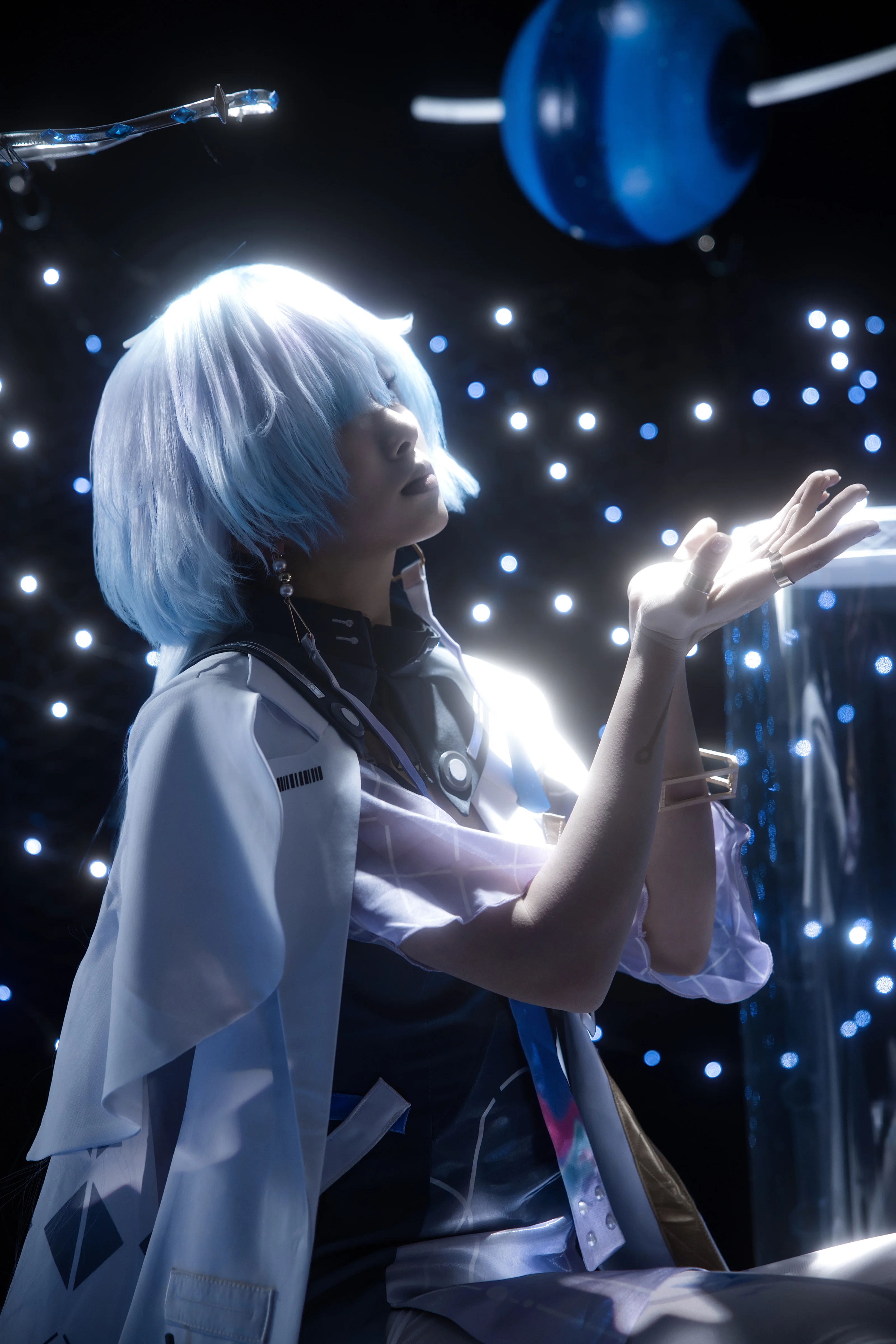 【莫宁cos】鸣潮里的那抹星空蓝，分享我的拍摄体验 - 第 3 张